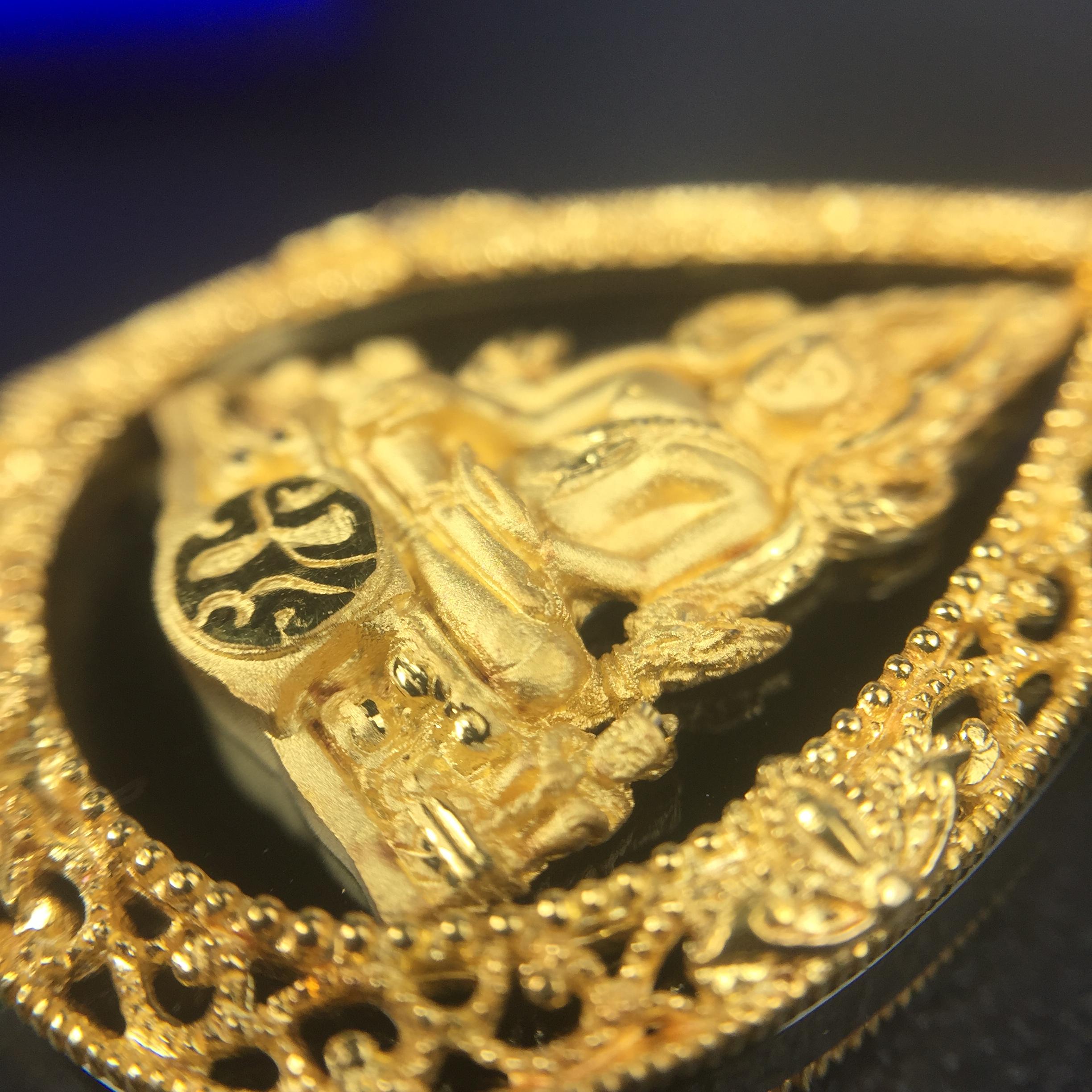 เหรียญพระพุทธชินราช ภปร. รูปหยดน้ำ โครงการ เพราะแผ่นดินนี้คือแผ่นดินเกิด เนื้อทองคำ (นน.รวม 7.3 กรัม) ปี2551 (ขนาด 21 x 29 มม.) (สวยงามหายาก)1ใน 3000องค์