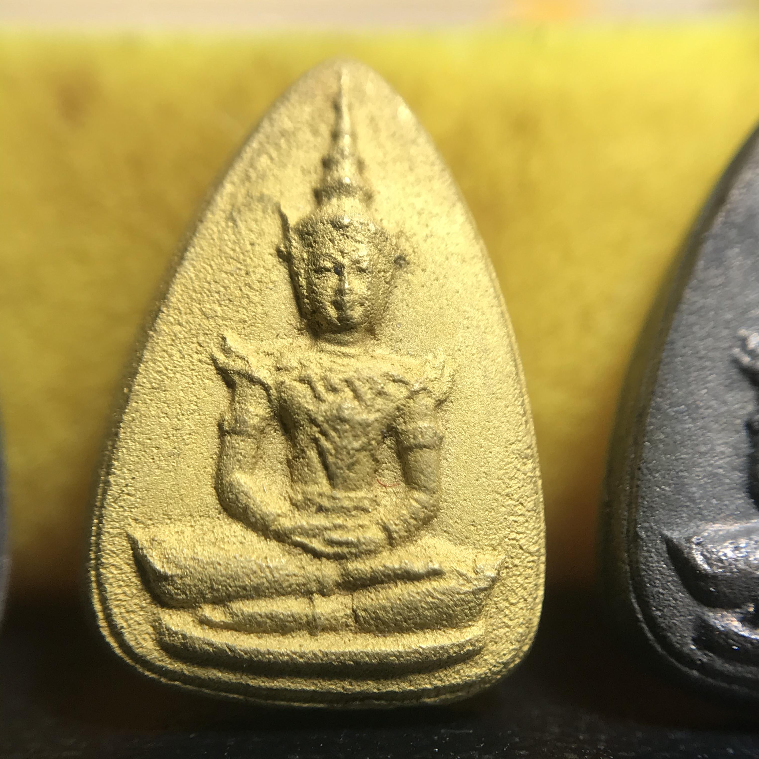 พระแก้วมรกต หลัง สก. รุ่น 60 พรรษามหาราชินี ปี 2537 ชุดกรรมการทองคำ พิมพ์เล็ก เหรียญหล่อทรงหยดน้ำครบชุดพร้อมกล่องบรรจุเดิม หายาก