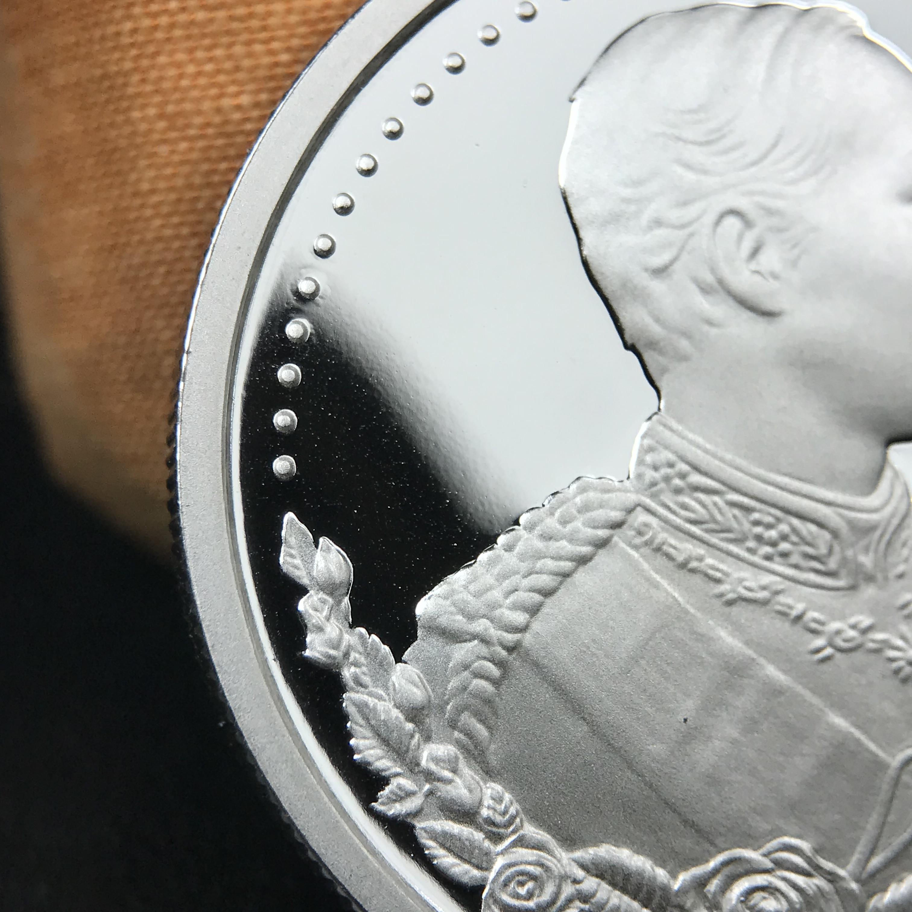 เหรียญรัชกาลที่ 5 หลัง 12 นักษัตริย์ รุ่นมหาลาภ ปี 2539 เนื้อเงินขัดเงา บล็อกนอก(เพิร์ธ)ออสเตรเรีย ขนาด 3.2 ซ.ม. กล่องบรรจุเดิมครบสมบูรณ์สวยงาม พิธีพุทธาภิเษก ณ.พระอุโบสถ วัดพระแก้ว สมเด็จพระญาณสังวร สมเด็จพระสังฆราช เป็นประธานพิธี