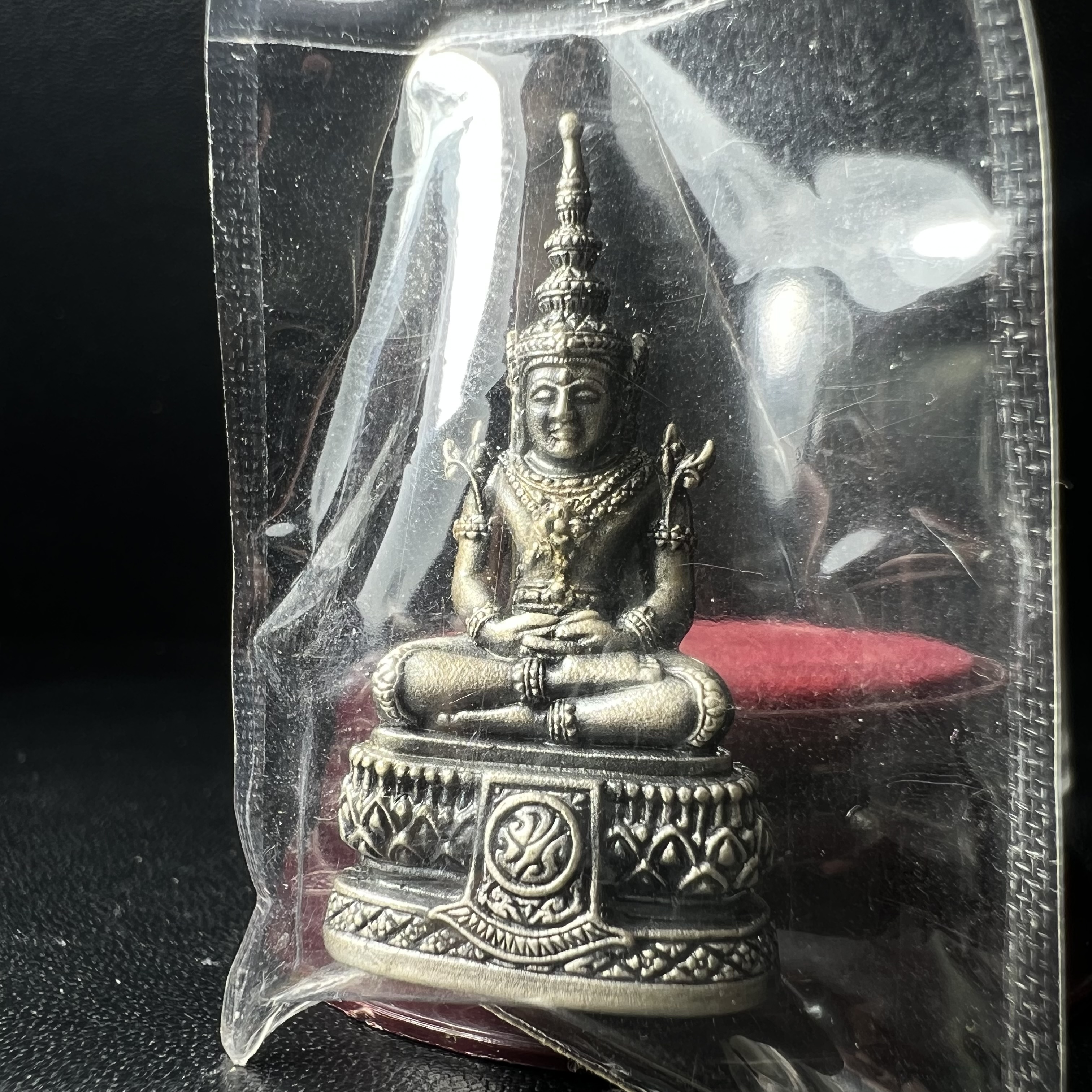 พระแก้วมรกต ภปร.(รุ่นแรก) ปี2545 รุ่นฉลองกรุงรัตนโกสินทร์ครบ 220 ปี พิมพ์ลอยองค์ใหญ่ เนื้ออัลปาก้า ชุบเงินลงดำ ขนาด 19*35 มม. พร้อมครอบตั้งโชว์เดิม องค์พระซีนซองเดิม สวยครบสมบูรณ์