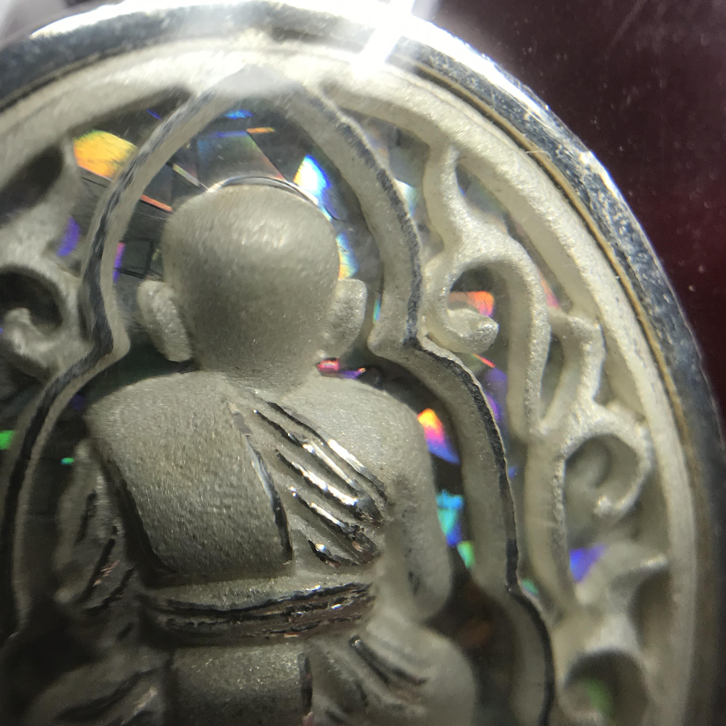 เหรียญหลวงปู่ทวด รุ่นมงคลบารมี วัดประสาทบุญญาวาส ปี 2545 เนื้อเงินพิมพ์ทรงรูปไข่(เล็ก)(2.0*1.8ซม.)ฉลุลายสวยงาม ตอกโค๊ตมีหมายเลข พร้อมกล่องบรรจุเดิม