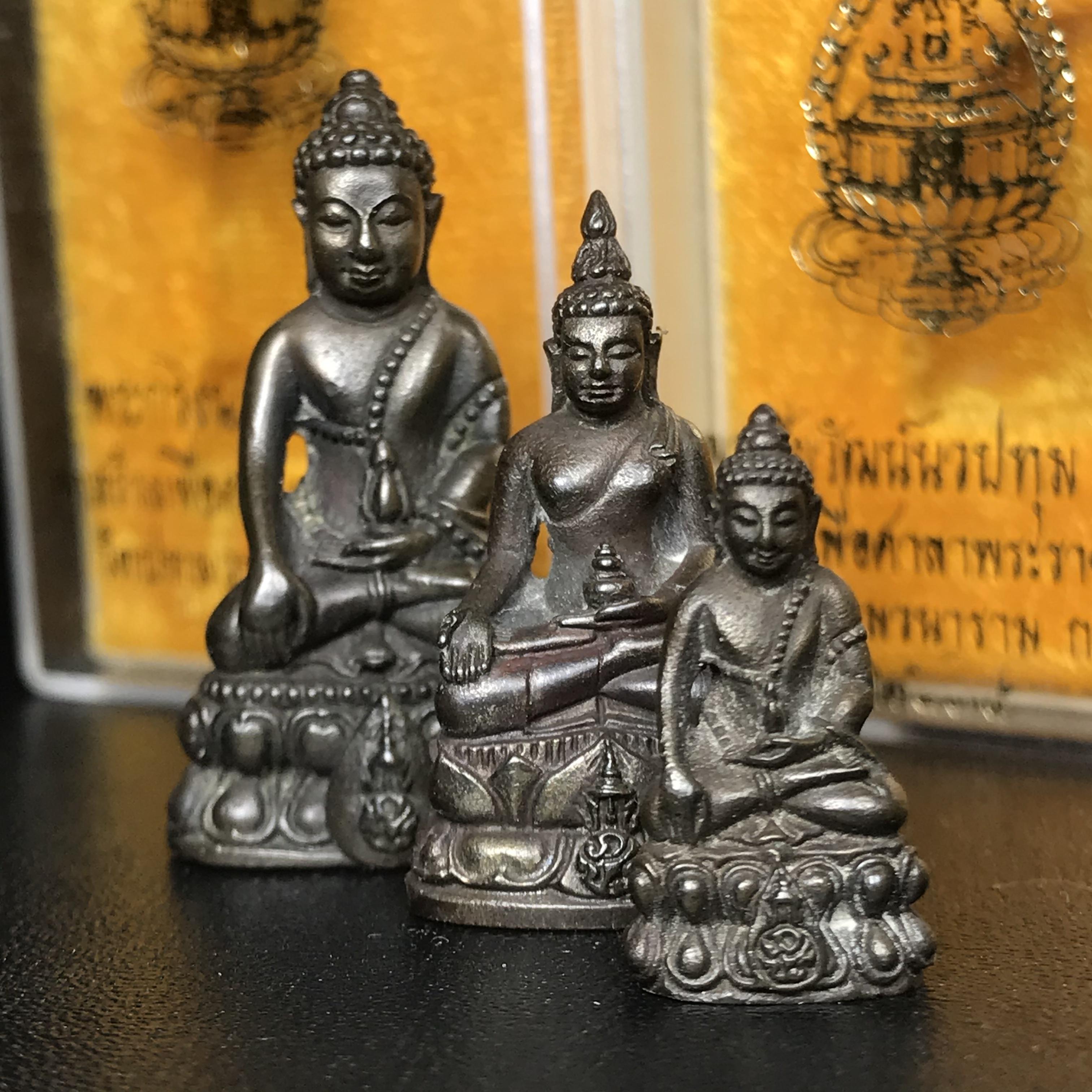 พระกริ่งนวปทุม ภปร.-พระชัยวัฒน์นวปทุม ภปร.-พระกริ่งไพรีพินาศ ภปร. รุ่นแรก วัดปทุมวนาราม ครบชุดเนื้อนวโลหะ ปี2535(ในหลวงรัชกาลที่9เสด็จเททอง)(1ใน3000ชุด)หายาก