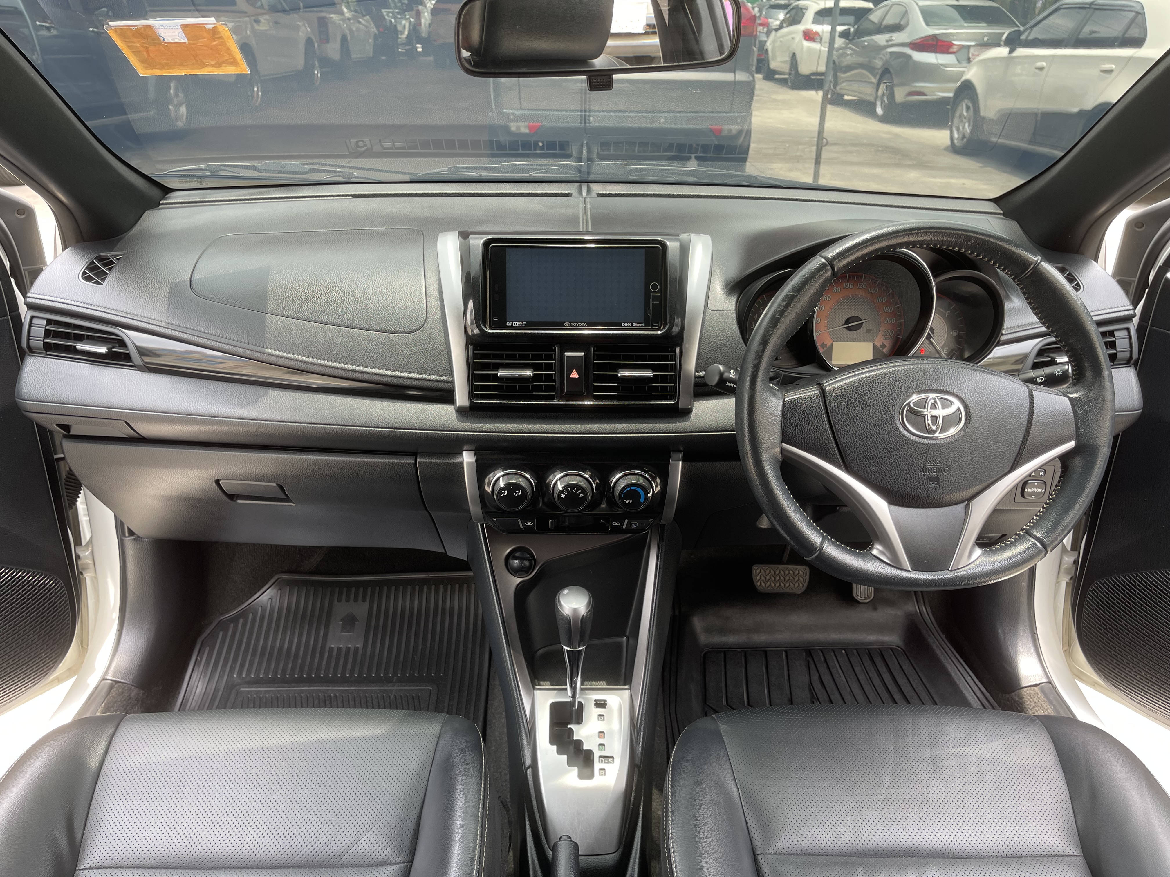 Toyota Yaris 1.2 TRD Sportivo At 2015 ขาว