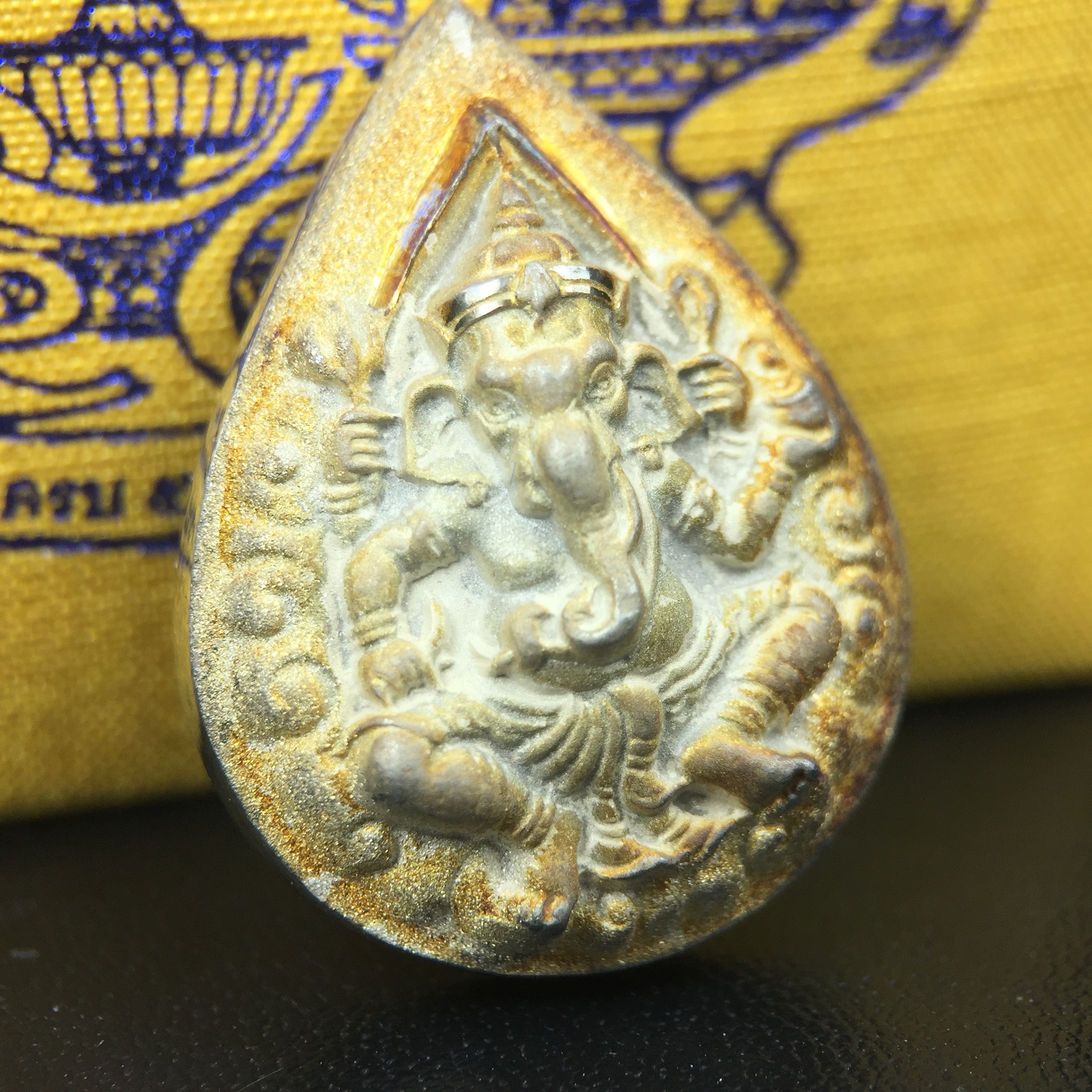 เหรียญพระพิฆเนศวร ญสส. ชุดกาญจนาภิเษกครองราชย์ 50 ปี พุทธศักราช 2538 พิมพ์ใหญ่(2.9 ซม.) เนื้อเงินผิวเดิมขึ้นสีรุ้งงดงามธรรมชาติสร้างสรรค์ สภาพสวยเดิมพร้อมกล่องบรรจุเดิม ตอกโค๊ดหมายเลขกำกับ(1ใน 5539องค์)