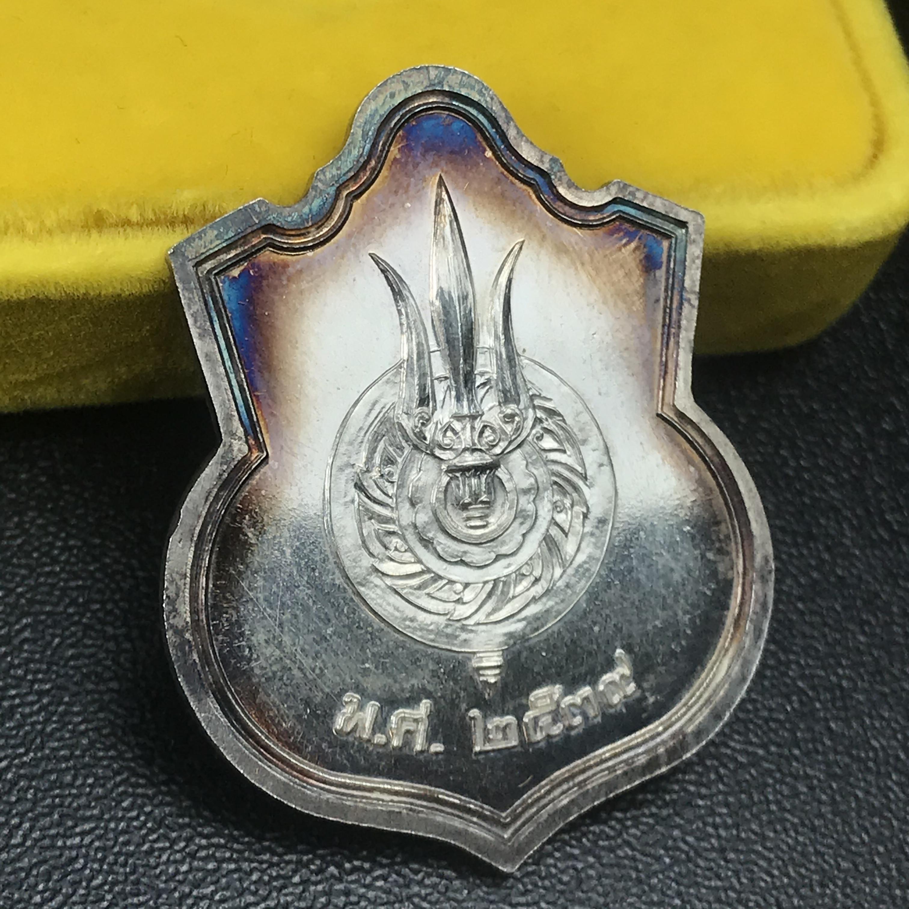 เหรียญพระบาทสมเด็จพระเจ้าอยู่หัว รัชกาลที่9ประทับนั่งบัลลังก์ กระทรวงมหาดไทยจัดสร้าง ปี2539 เนื้อเงินกล่องบรรจุเดิมสภาพสวย เนื้อเงินผิวเดิมขึ้นสีรุ้งธรรมชาติ แบบนิยม หายาก