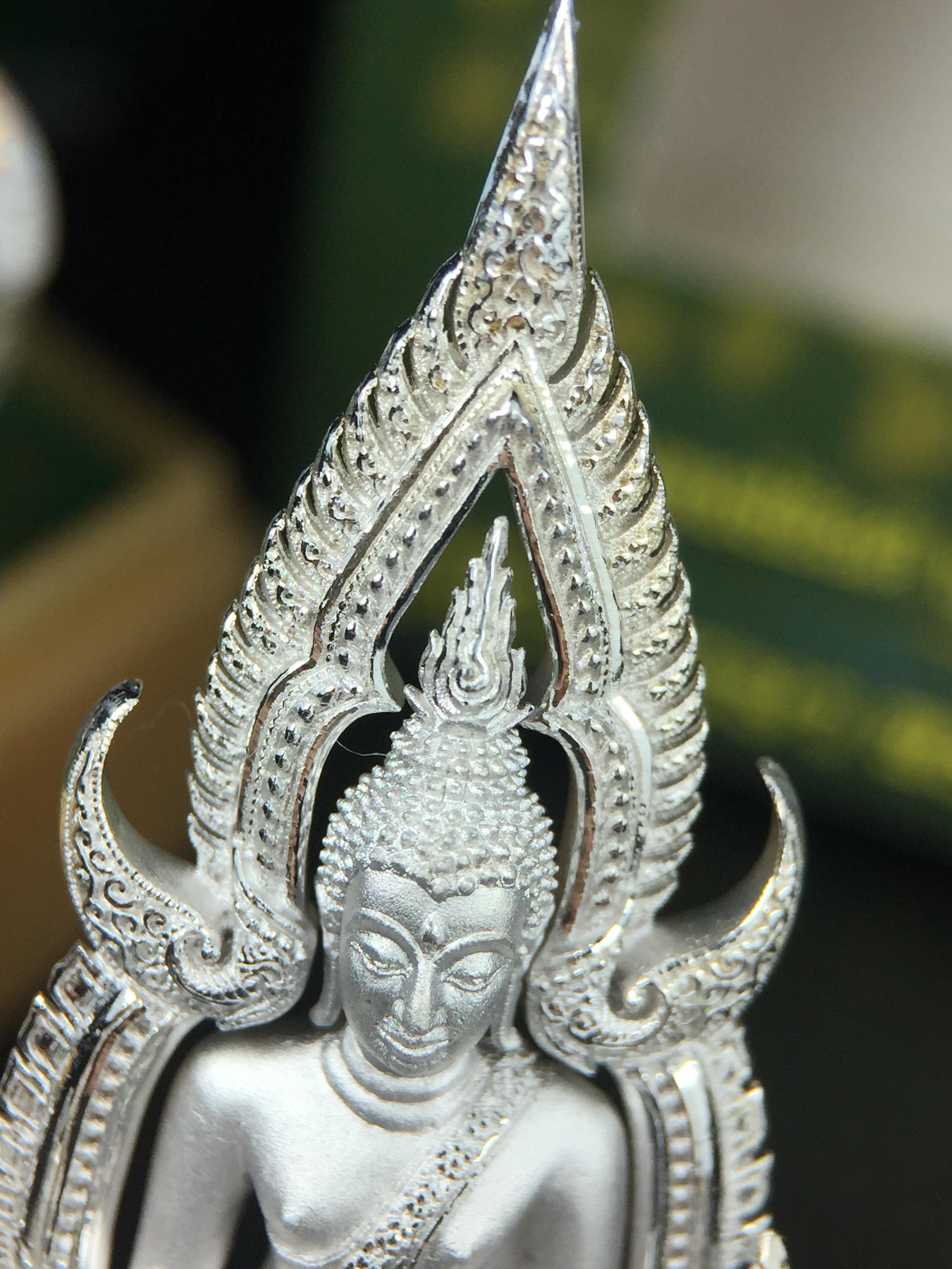 พระพุทธชินราช(จำลอง) ภปร. 84 พรรษา เนื้อเงินชุบทองคำขาว พิมพ์ใหญ่ขนาดหน้าตัก 3/4 นิ้ว(พระราชทานมวลสาร จิตรลดาและเส้นพระเจ้า(เส้นผม))รัชกาลที่9)พุทธศิลป์ทรงคุณค่าอีกหนึ่งรุ่นยอดนิยม(1ใน 3000 องค์)