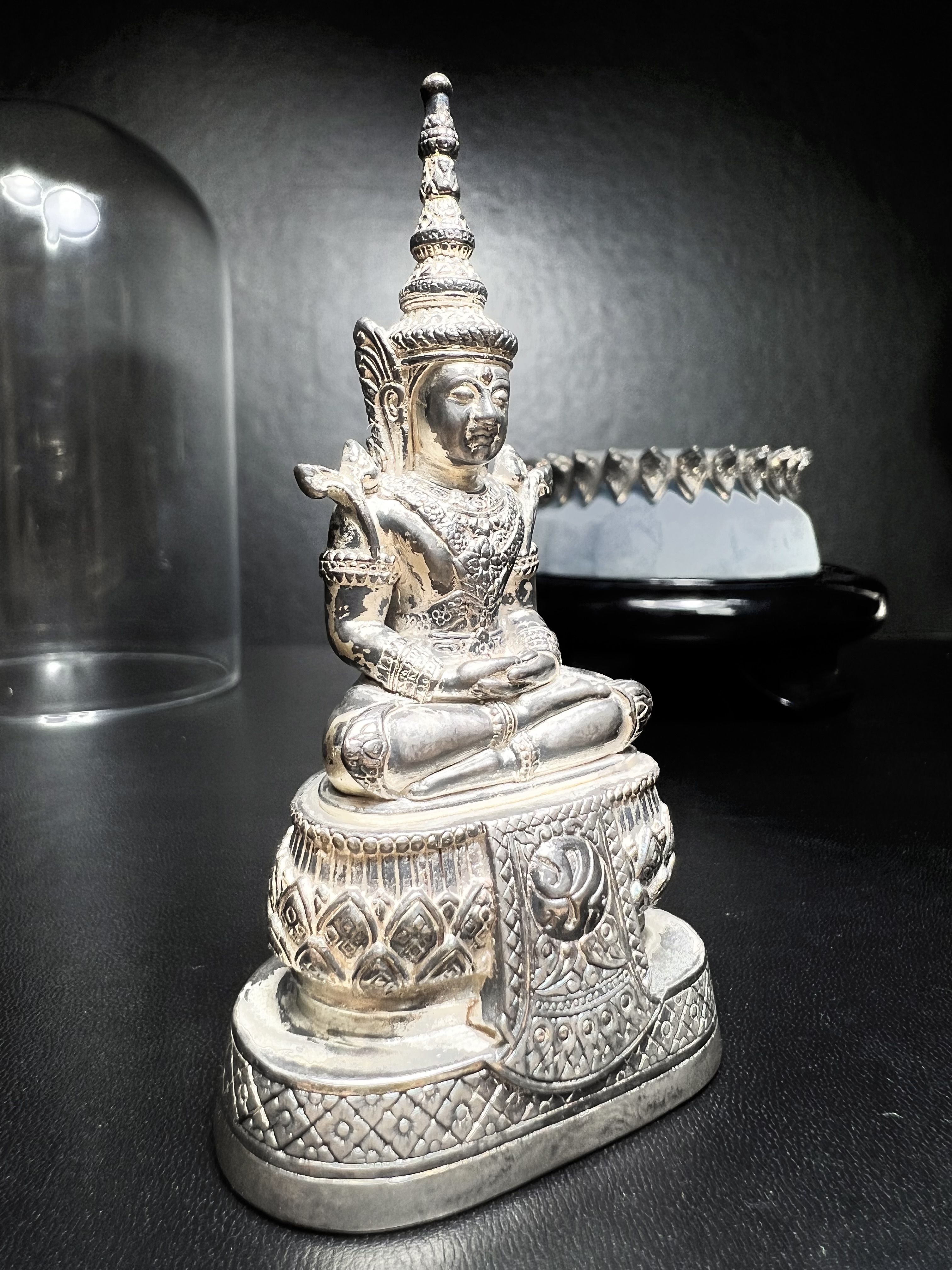 พระแก้วมรกต ภปร.(รุ่นแรก) ปี2545 จัดสร้างในมหาวโรกาส พระบาทสมเด็จพระเจ้าอยู่หัวรัชกาลที่ 9 ครบรอบ 75 พรรษา และฉลองกรุงรัตนโกสินทร์ครบ 220 ปี หล่อลอยองค์ เนื้อเงินบริสุทธิ์99.9% ขนาดบูชา 50*90 มม. พร้อมฐานวางครอบแก้วเดิม(สวยงามและหายากมาก)(1ใน3000องค์)