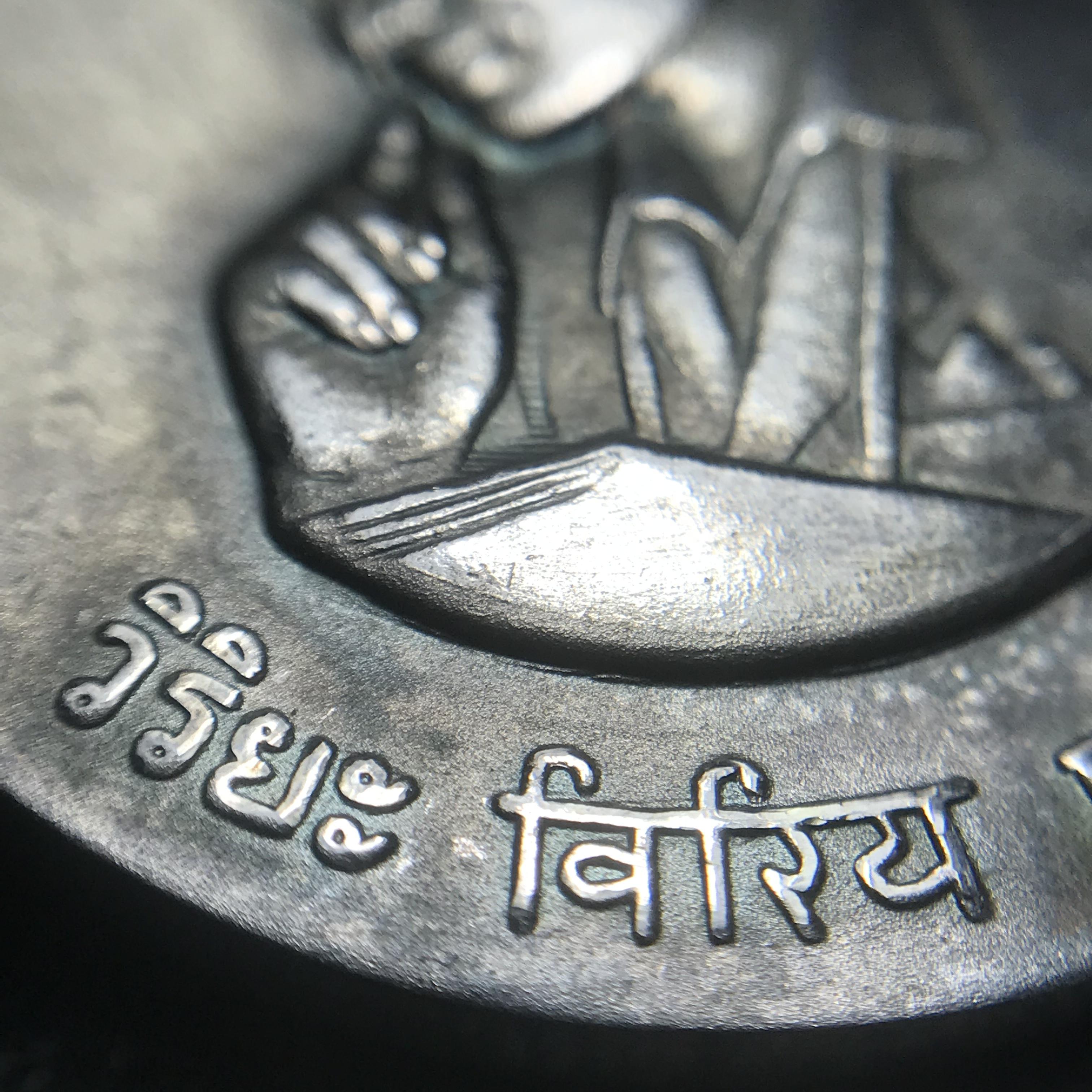 เหรียญพระมหาชนก ปี2539(รุ่นแรก) เนื้อเงิน พิมพ์ใหญ่บล็อกนิยมหายากสุดในรุ่น(วงเดือน คอจุด) ผิวเดิมสีรุ้งธรรมชาติแบบนิยม พร้อมหนังสือสภาพสวยครบชุด