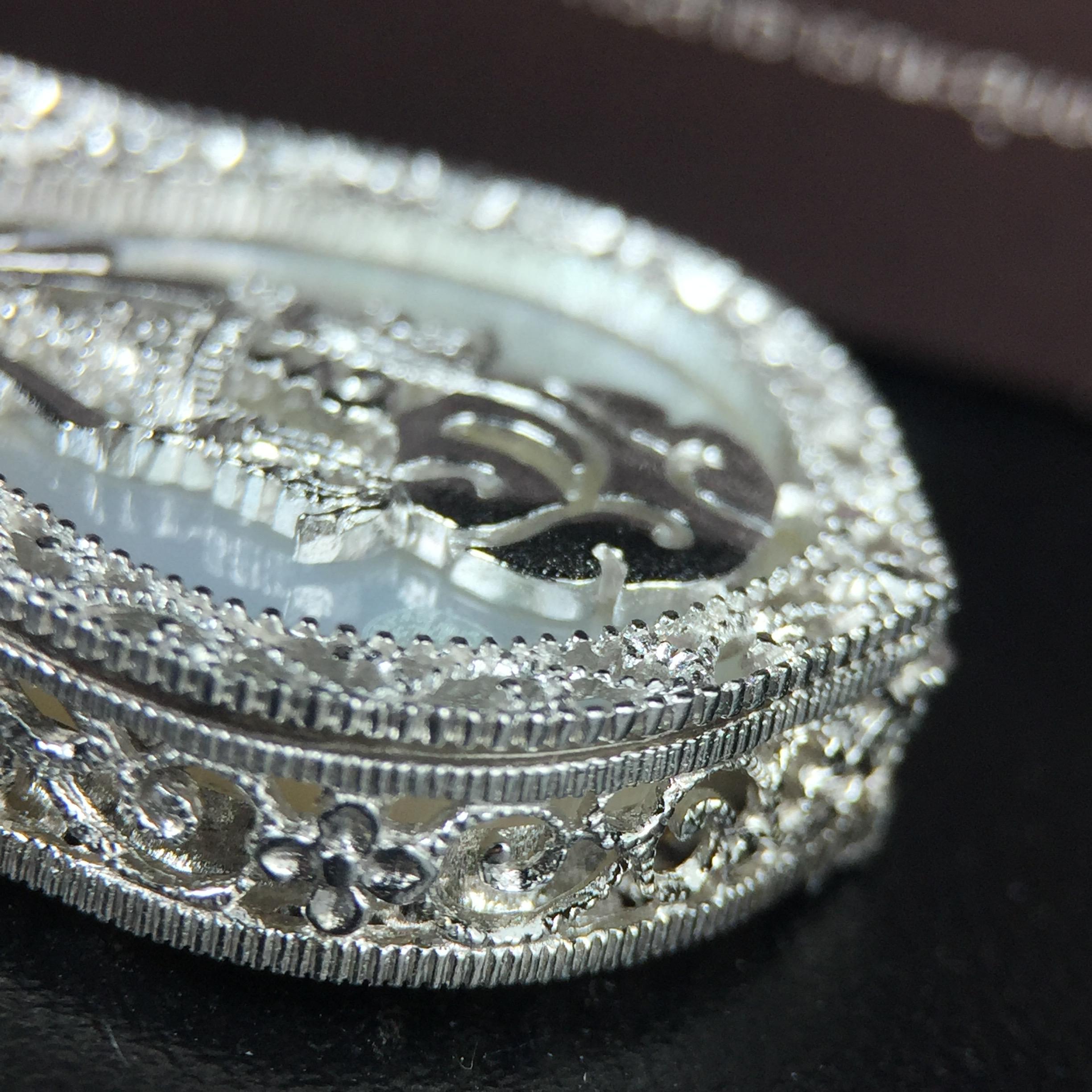 พระพุทธชินราช ภปร. โครงการ "เพราะแผ่นดินนี้ คือ แผ่นดินเกิด" ปี2548(รุ่นแรก) เหรียญทรงเสมา ขนาด 21 x 29 มม.เนื้อเงินสามกษัตริย์ องค์พระชุบสามกษัตริย์ ล้อมด้วยกรอบเงินชุบทองคำขาวสลักเสลาเป็นลวดลายละเอียดอ่อน ส่วนพื้นองค์พระเป็นเปลือกหอยมุขงดงาม