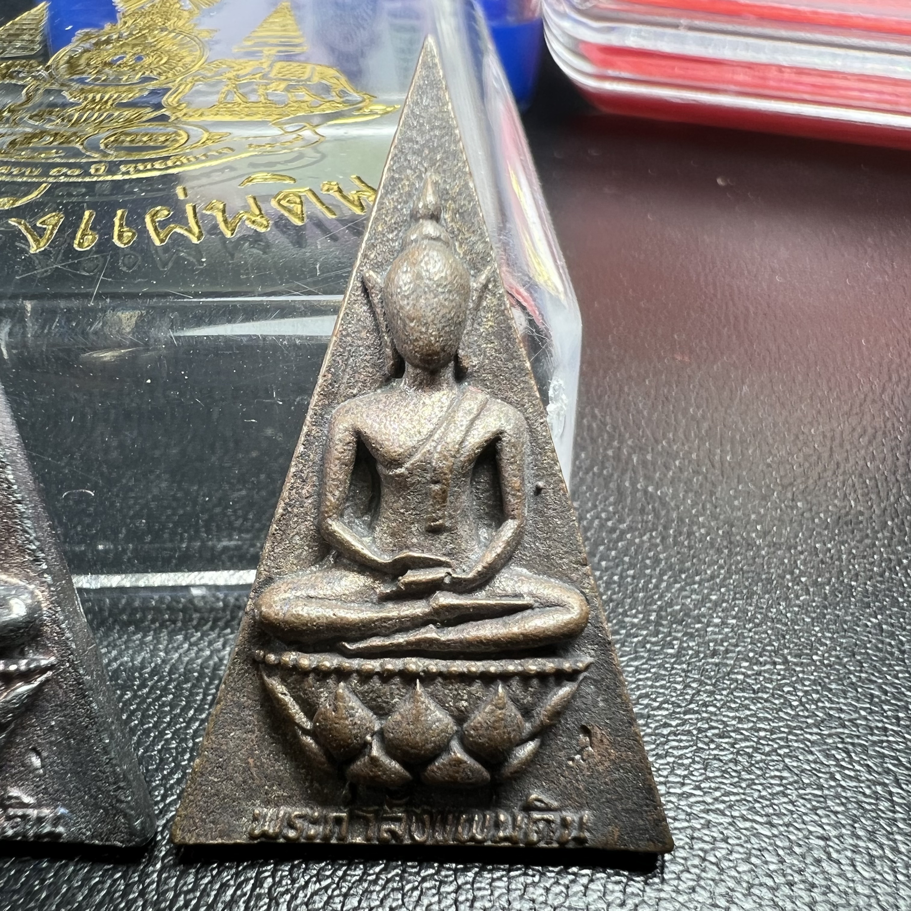 พระกำลังแผ่นดิน (สมเด็จจิตรลดา2) จัดสร้างเฉลิมพระเกียรติ ร.9 ครองราชย์ 50 ปี 2539 เนื้อเงิน(ผิวเดิมกลับดำ รุ้งๆสวย)+เนื้อนวโลหะ(สร้างน้อยหายาก)พร้อมกล่องบรรจุเดิมครบสมบูรณ์(1ใน2539องค์)