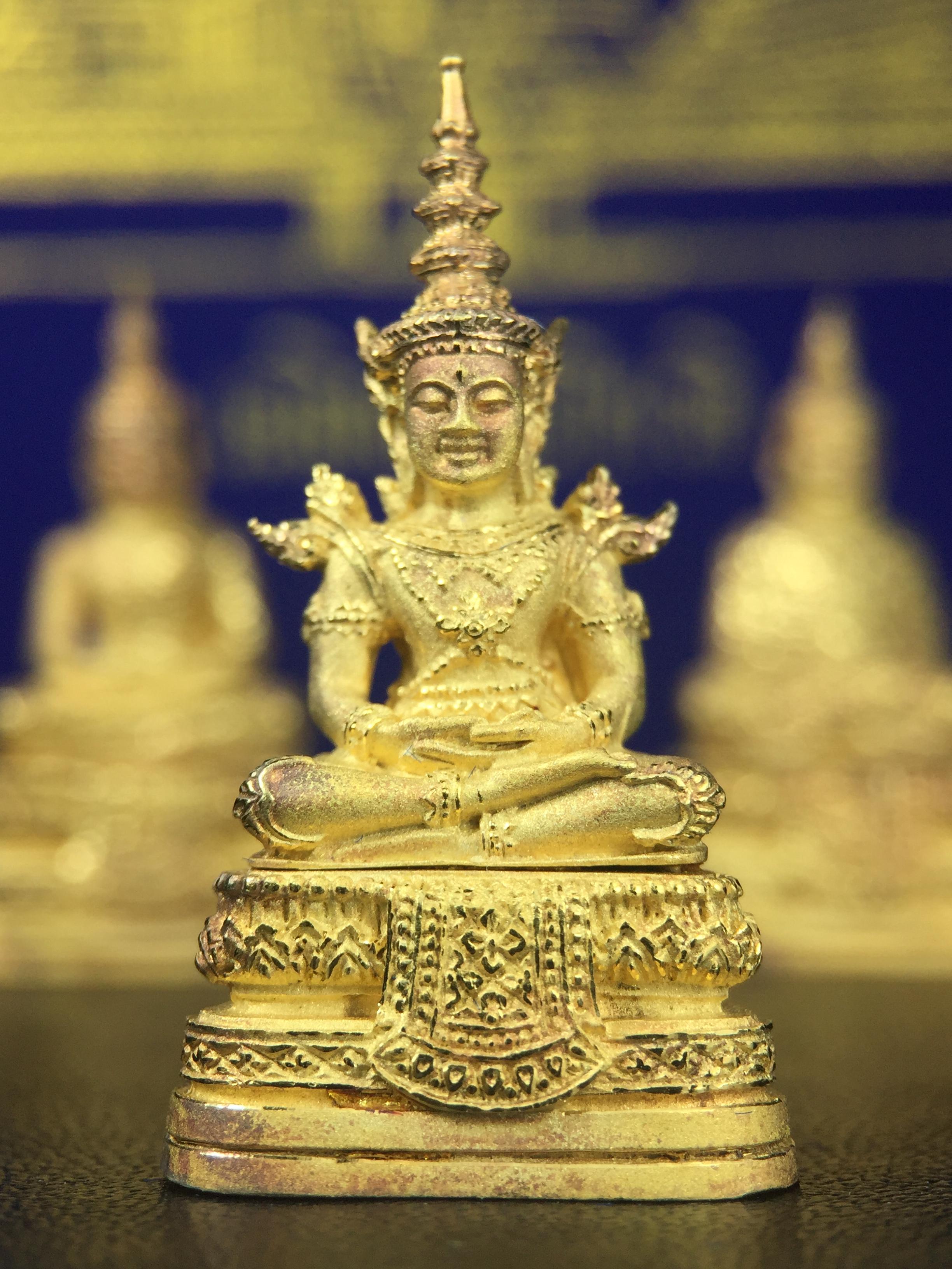 พระพุทธมหามณีรัตนปฎิมากร(พระแก้วมรกต)รุ่น เฉลิมพระเกียรติ วัดพระศรีรัตนศาสดารามราม(วัดพระแก้ว) ปี2543 เนื้อเงินชุบทองพ่นทรายขัดเงาบางส่วน พิมพ์ใหญ่ลอยองค์ ชุด 3 ฤดู ตอกโค๊ตหมายเลขเดียวกันทั้ง3องค์ ชุดหมายเลข( ช147)สภาพผิวสวยดุจทองคำกล่องบรรจุเดิมครบ