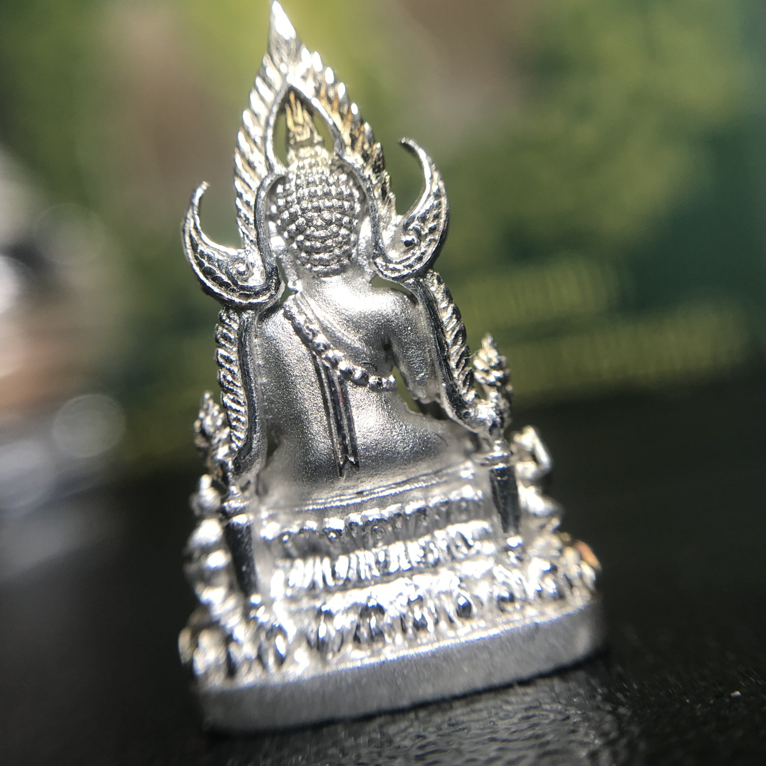 พระพุทธชินราช(จำลอง) ภปร. 84 พรรษา เนื้อเงินชุบทองคำขาว พิมพ์เล็กขนาดหน้าตัก 1/4 นิ้ว (สภาพผิวเดิมสวยงาม)