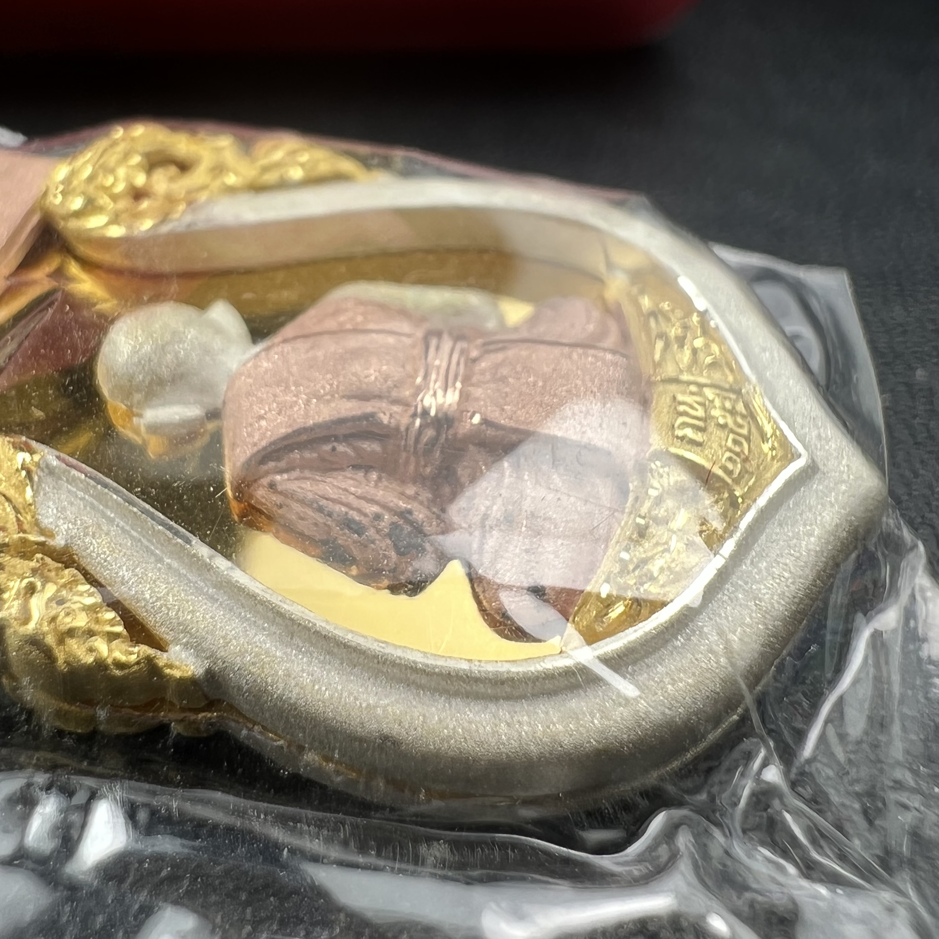 หลวงพ่อทวดเหยียบน้ำทะเลจืด รุ่นครบรอบกระทรวงกลาโหม 115 ปี พิธีปลุกเสก ณ มหาเจดีย์วัดพะโค๊ะ และบนเรือรบหลวงกองเรือยุทธการภาคที่ 2 กลางทะเล จังหวัดสงขลา ปี2545 เหรียญทรงเสมาเนื้อเงินสามกษัตริย์(ฉากพื้นหลังผิวกระจก) ตอกโค๊ตและหมายเลข ซีนซองเดิมกล่องบรรจุเดิม