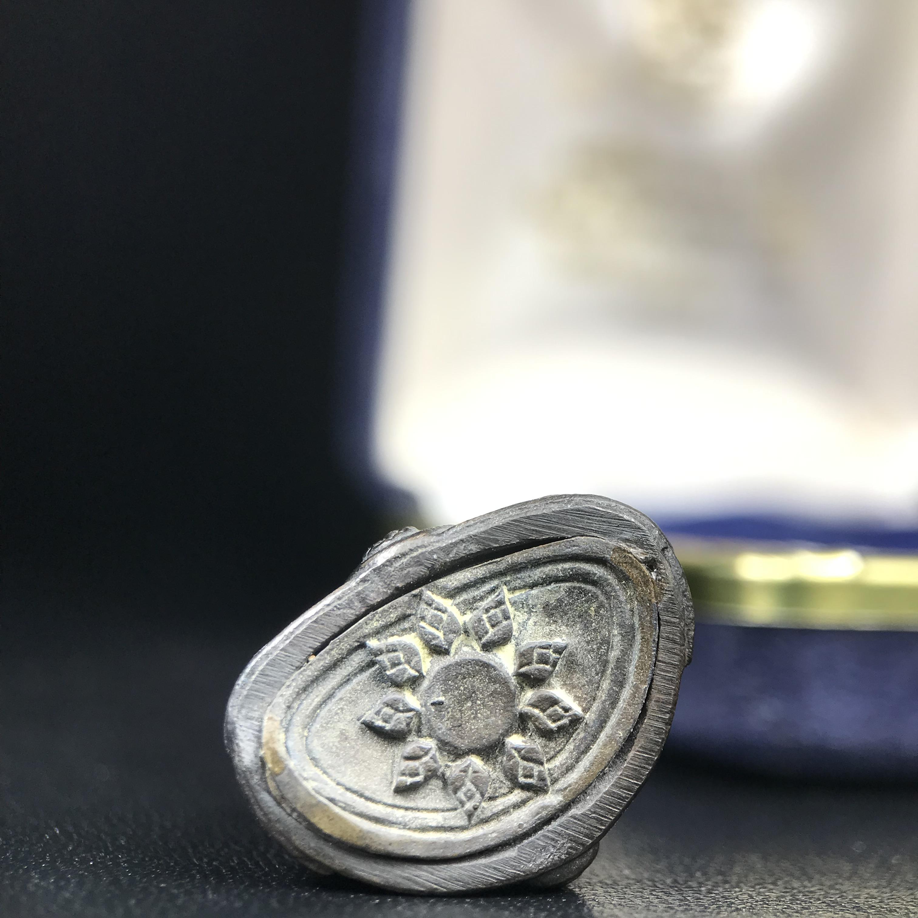 พระกริ่งนวปทุม ภปร. วัดปทุมวนาราม ปี 2535 เนื้อนวโลหะ(เข้มขลัง สวย งดงาม) ขนาดสูง 3.7 ซม. พร้อมกล่องพิเศษบรรจุเดิมครบสมบูรณ์ (ในหลวงรัชกาลที่9เสด็จเททอง)(1ใน3000องค์)นิยมหายาก