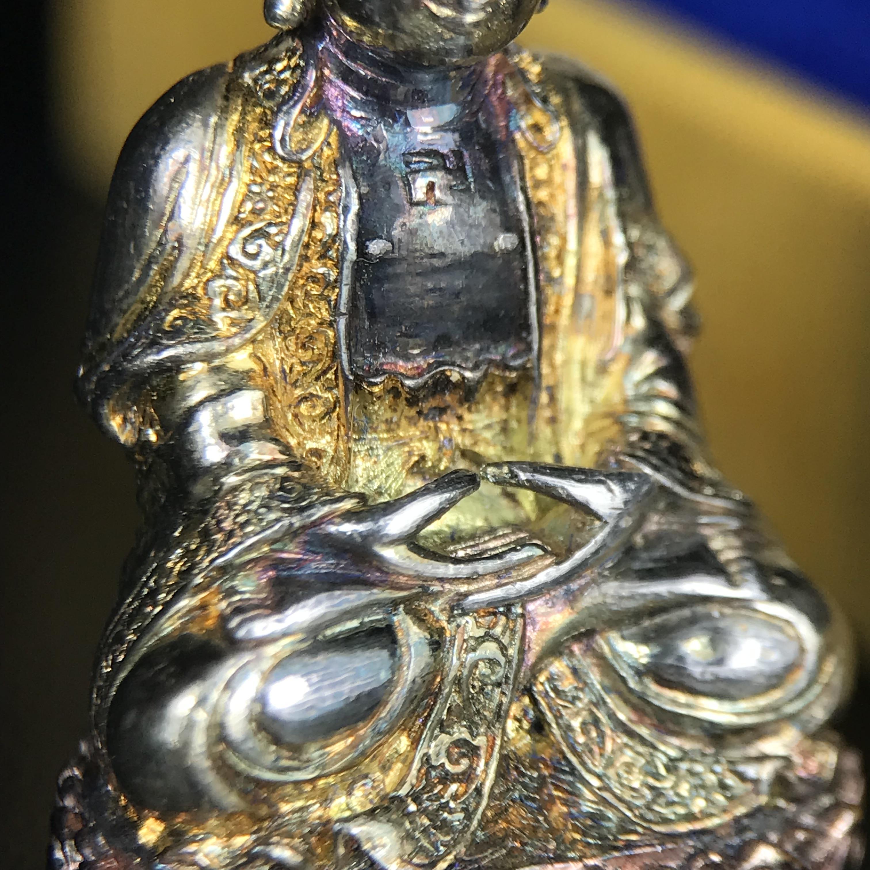 พระกริ่งจีน "ต้าเยิ่นถะ" ชุดกาญจนาภิเษกครองราชย์ 50 ปี วัดบวรนิเวศวิหาร ปี 2538 เนื้อเงินสามกษัตริย์ 99.99% สูง 3.8 ซม. (สภาพผิวสวยเดิมติดรุ้งๆ พิธีใหญ่ พุทธศิลป์งดงาม) สภาพสวยเดิมพร้อมกล่องบรรจุเดิม ***ตอกโค๊ดหมายเลข ๖๒๙๒***