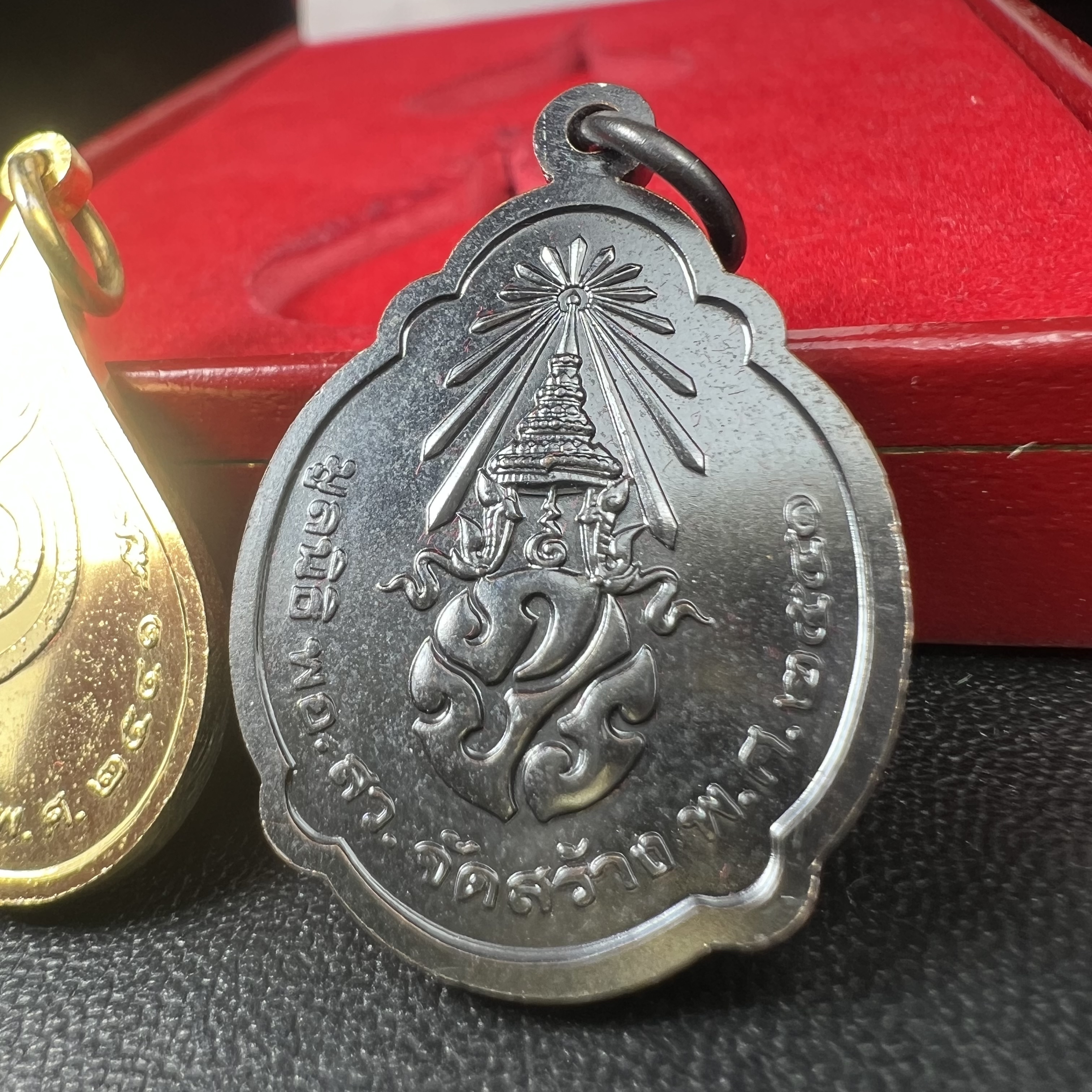 เหรียญพระราชทาน มูลนิธิ พอ.สว. ปี2541 (1ชุด มี 2 เหรียญ สภาพสวยมาก(กล่องเดิม))