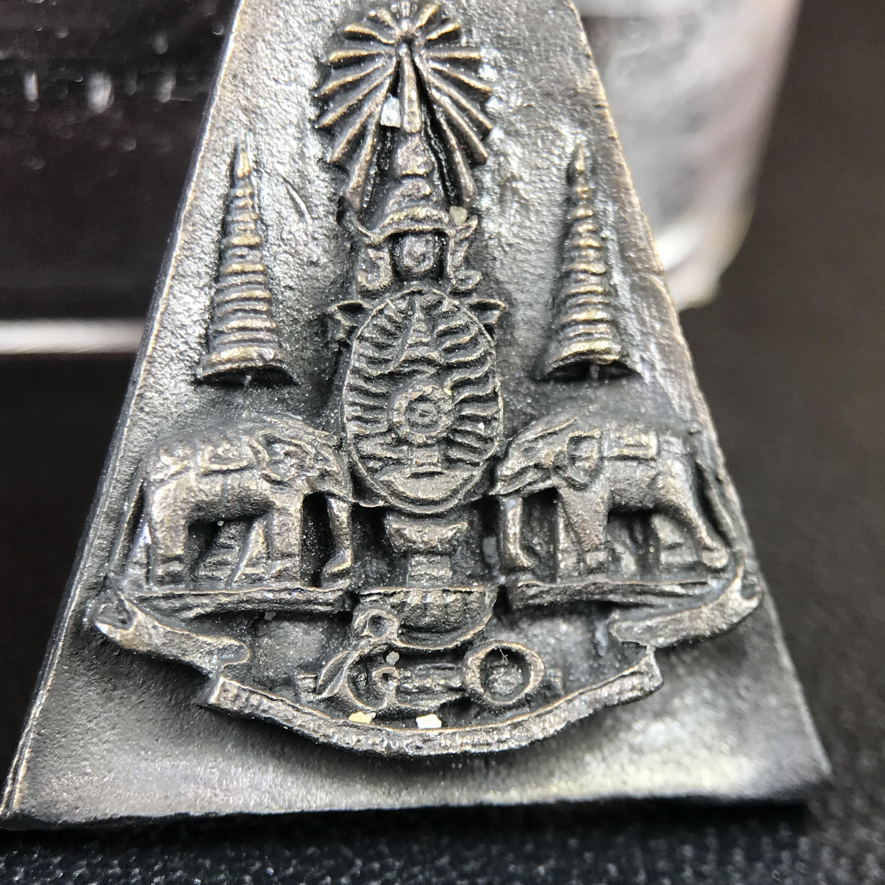 พระกำลังแผ่นดิน (สมเด็จจิตรลดา2) จัดสร้างเฉลิมพระเกียรติ ร.9 ครองราชย์ 50 ปี 2539 เนื้อนวโลหะ+เนื้อนวโลหะ(1ชุดรวม2องค์)(สร้างน้อยหายาก)พร้อมกล่องบรรจุเดิมครบสมบูรณ์(1ใน2539องค์)