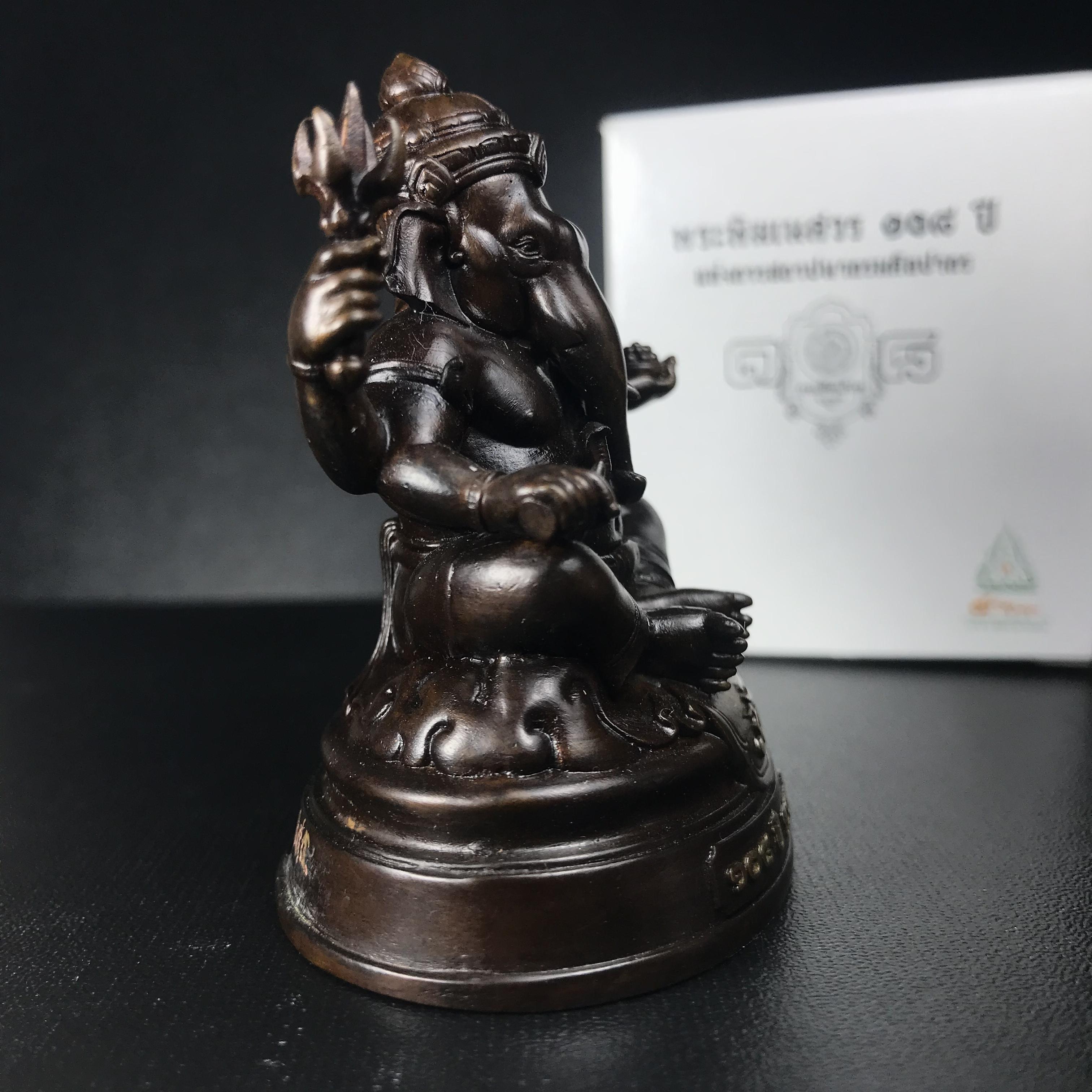 พระพิฆเนศวร รุ่น 108 แห่งการสถาปนากรมศิลปากร ปี 2562 ขนาดบูชาหน้าตัก 1.5 นิ้ว เนื้อทองเหลืองรมดำ (พิธีใหญ่ มวลสารดี)1 ใน 1999 องค์