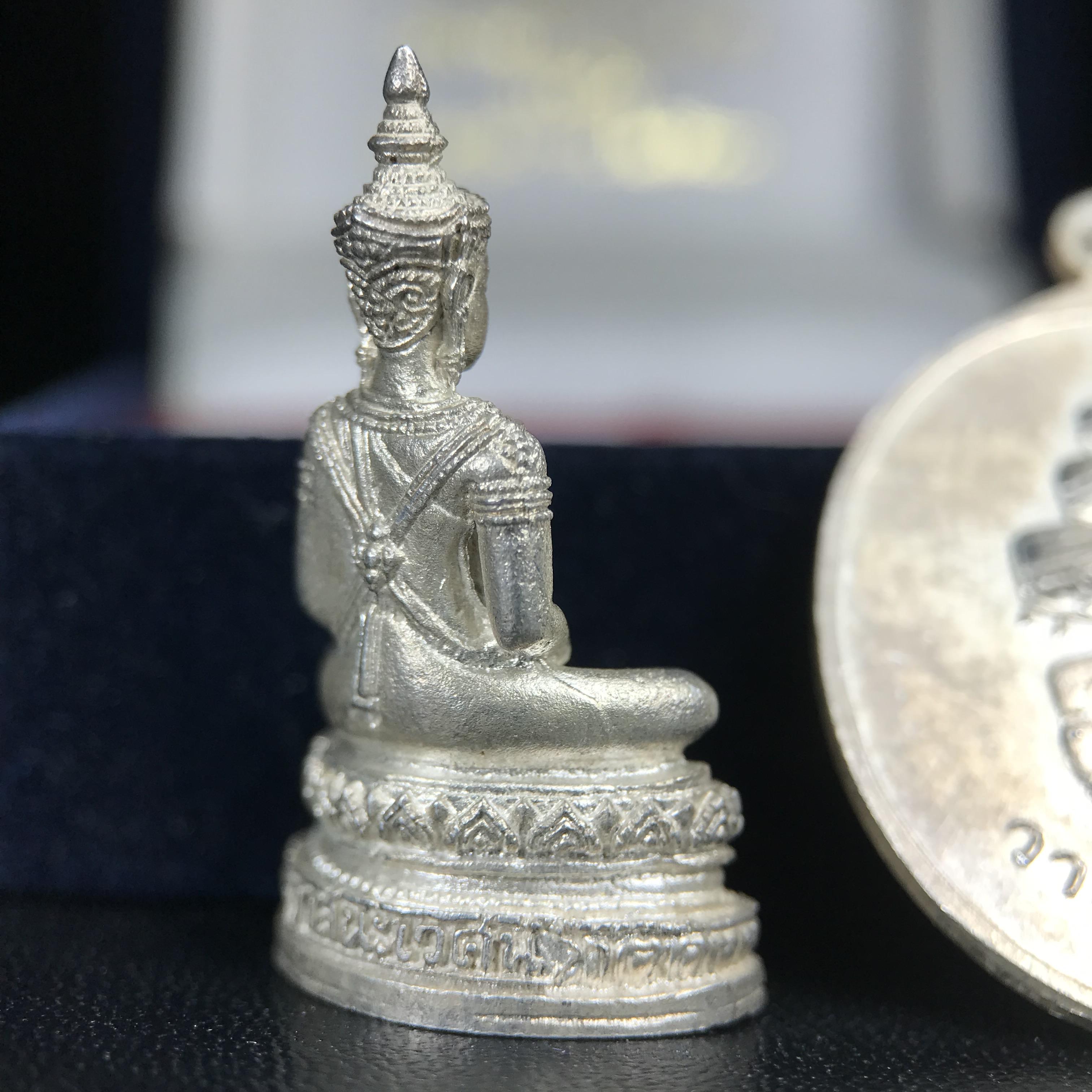 พระวาสนะเวศม์ พร้อมเหรียญ ชุดกรรมการ เนื้อเงิน(หายากพบเจอน้อย) สร้างในโอกาสสมเด็จย่าทรงเปิดสถานสงเคราะห์คนชรา 8 พฤษภาคม ปี 2530 กรมประชาสงเคราะห์จัดสร้าง พิธีปลุกเสก วัดบวรนิเวศวิหาร