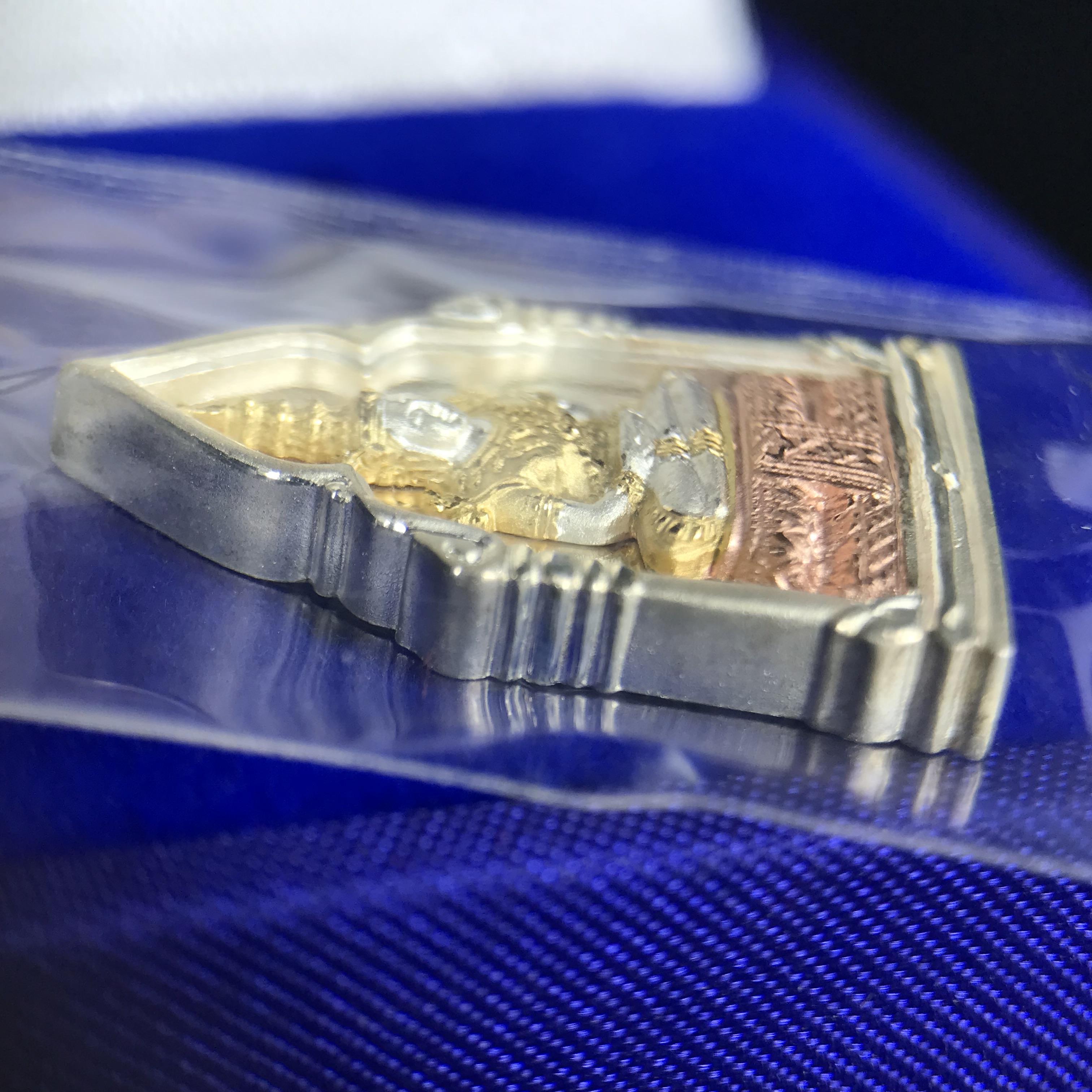 พระพุทธมหามณีรัตนปฎิมากร(พระแก้วมรกต)รุ่น เฉลิมพระเกียรติ วัดพระศรีรัตนศาสดารามราม(วัดพระแก้ว) ปี2543 เนื้อเงินสามกษัตริย์พิมพ์ซุ้มกนกเล็ก ขนาด สูง 2.5 ซ.ม. สภาพสวยซีนเดิมกล่องครบ(องค์หมายเลข ๘๗๙)