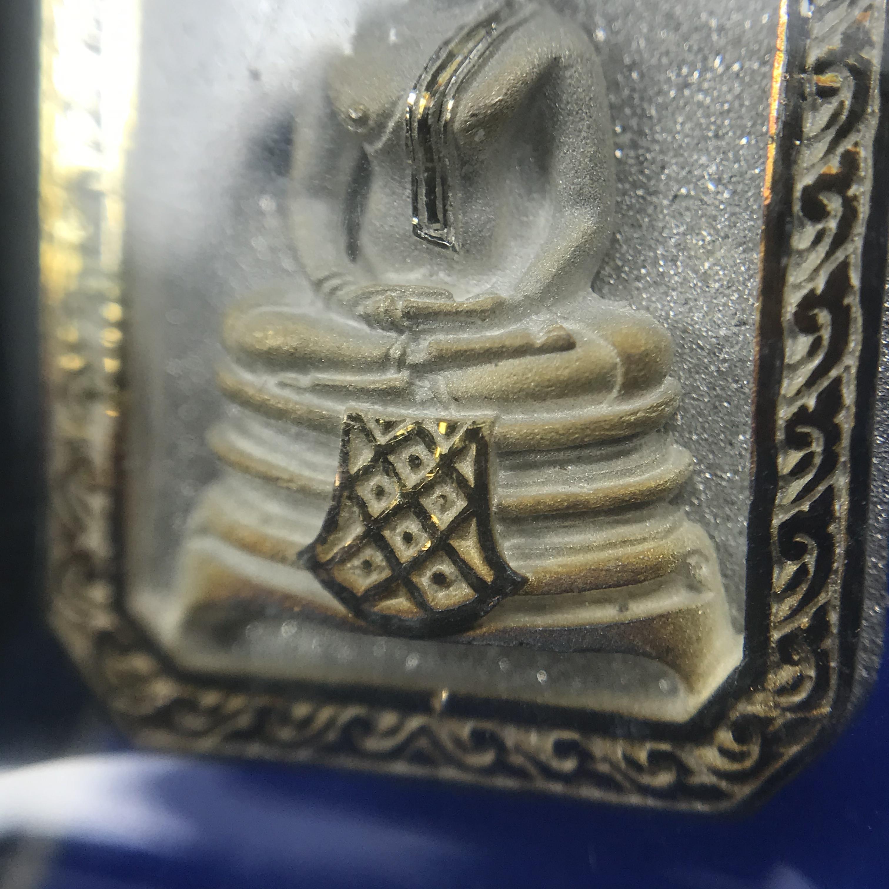 พระพุทธโสธร(หลวงพ่อโสธร) รุ่นสร้างอุโบสถ ปี2539 เนื้อเงิน พิมพ์แปดเหลี่ยม(หายาก) สภาพสวยผิวเดิมขึ้นน้ำทองสีรุ้งแบบนิยม กล่องบรรจุเดิมครบสมบูรณ์