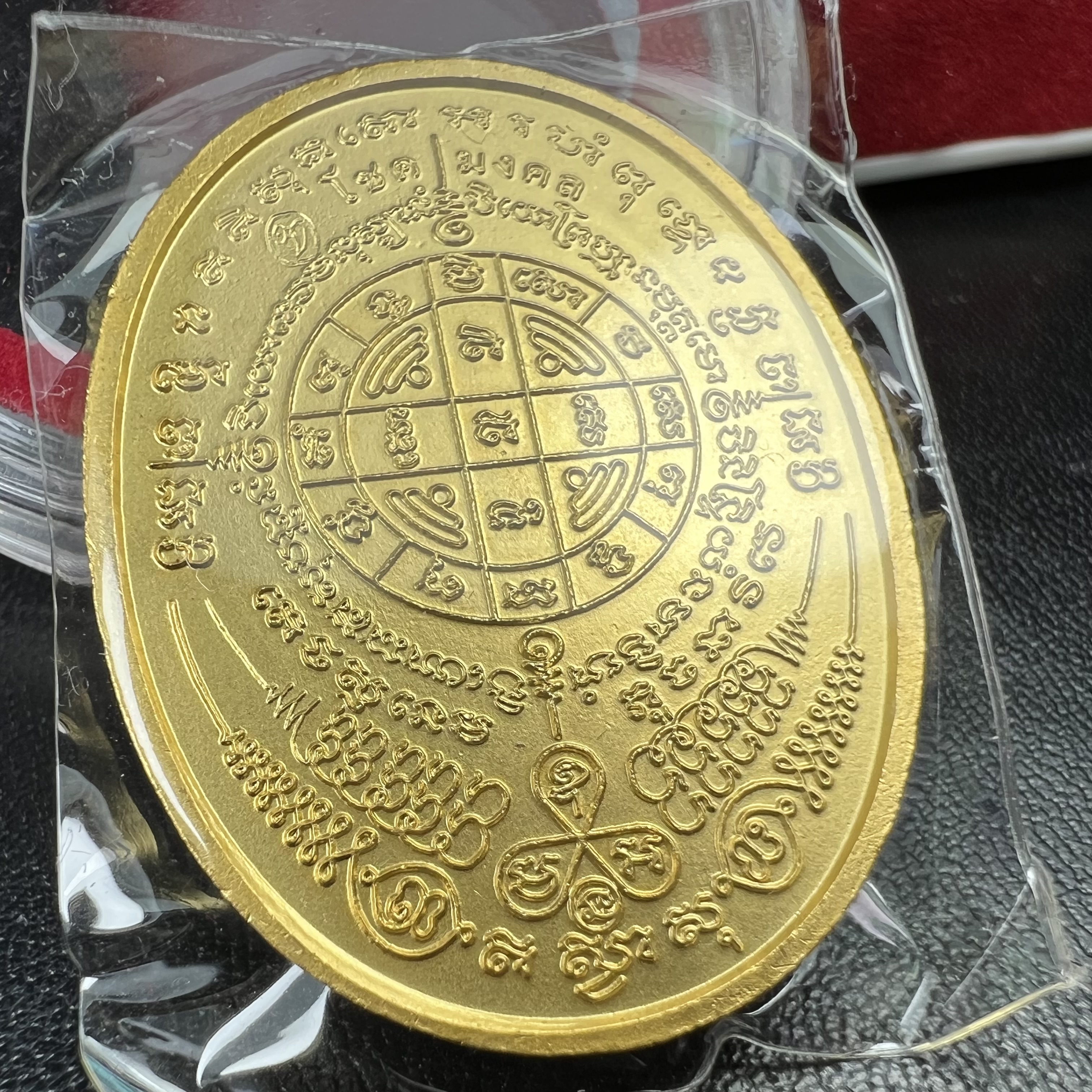 เหรียญครุฑดวงตรามหาเดช หลังยันต์มงกุฏพระเจ้า วัดตรีทศเทพวรวิหาร ปี2553 เนื้อกะไหล่ทองลงยาแดง(สภาพสวยซีนซองเดิมกล่องบรรจุเดิม)ดวงตราแห่งชัยชนะ ความสำเร็จ เจริญรุ่งเรือง แก้อาถรรพ์ ต่างๆ