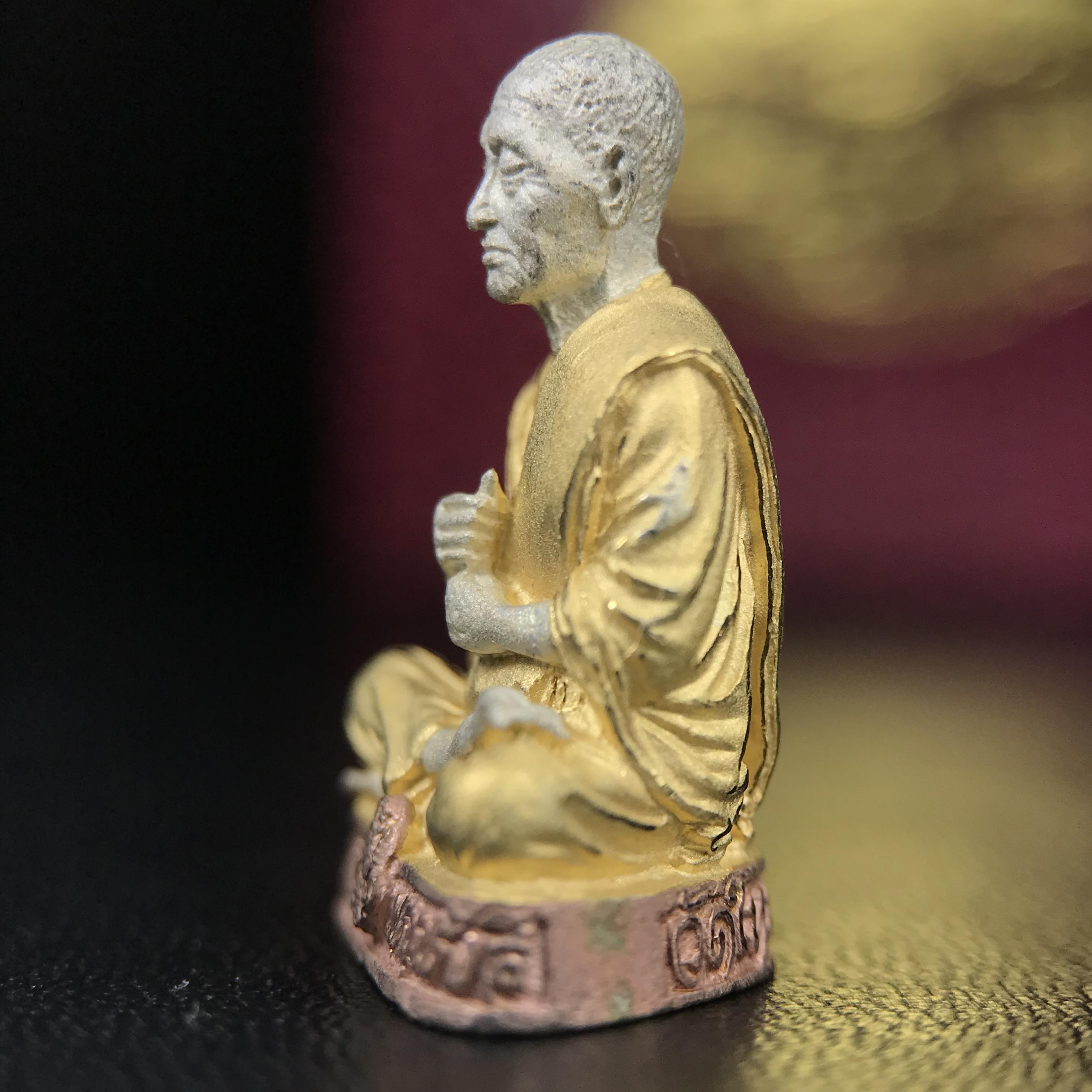 รูปเหมือนสมเด็จพระพุฒาจารย์ (โต พรหมรังสี)วัดใหม่อมตรส บางขุนพรหม ปี2540 รุ่นกาญจนาภิเษก จัดสร้างในวโรกาสที่รัชกาลที่ 9 ทรงครองสิริราชสมบัติ ครบ 50ปี ลอยองค์พิมพ์ใหญ่ เนื้อเงินบริสุทธิ์ 99.9% แบบชุบสามกษัตริย์ขัดเงาบางส่วน พร้อมกล่องบรรจุเดิมครบ