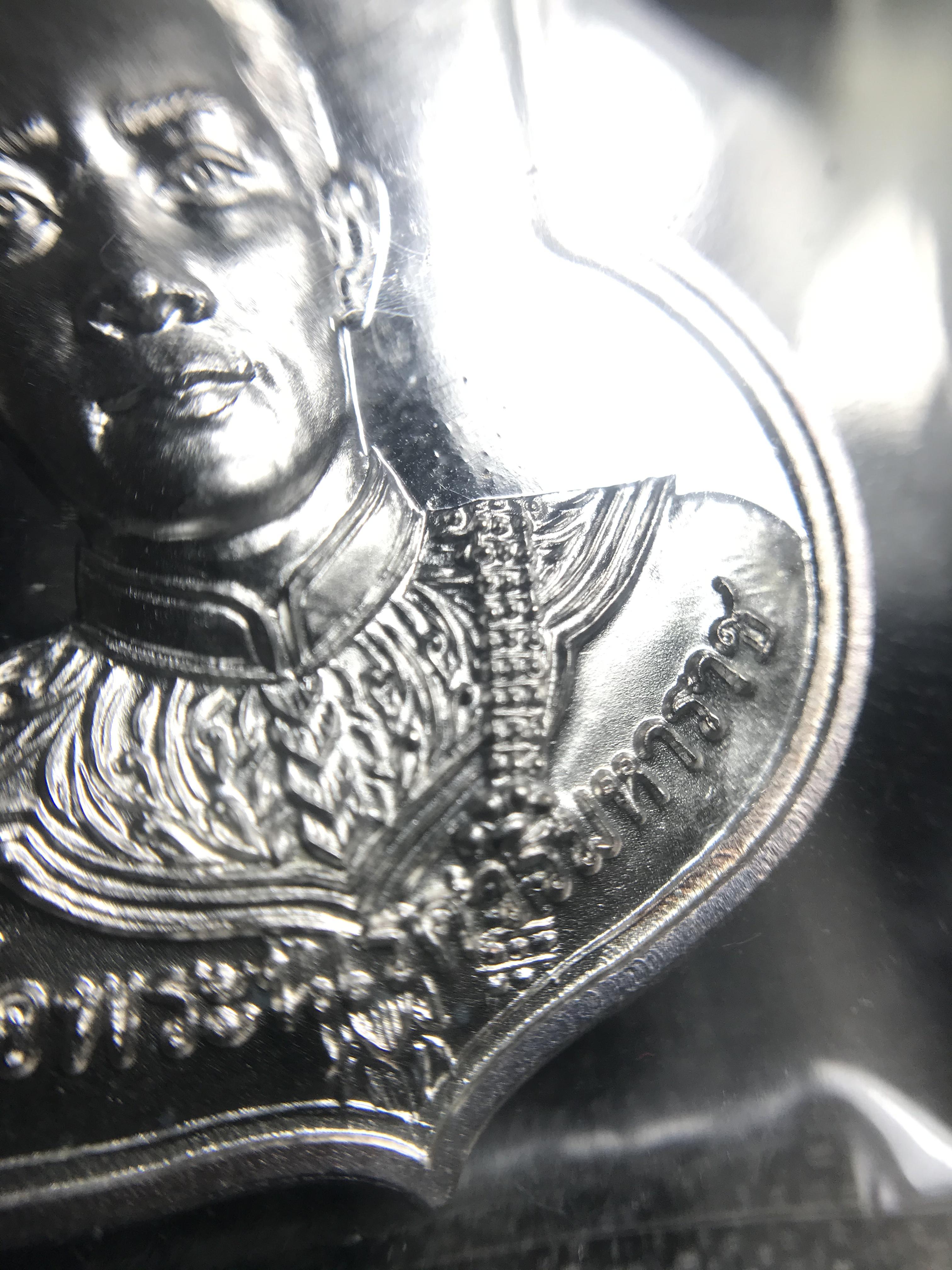 เหรียญสมเด็จพระนเรศวรมหาราช รุ่นสู้ หลัง สก. ปี2548 พิธีใหญ่ เนื้อเงิน(คงสภาพผิวเดิม พี้นผิวกระจก ซีนซองเดิม กล่องครบ)หายาก