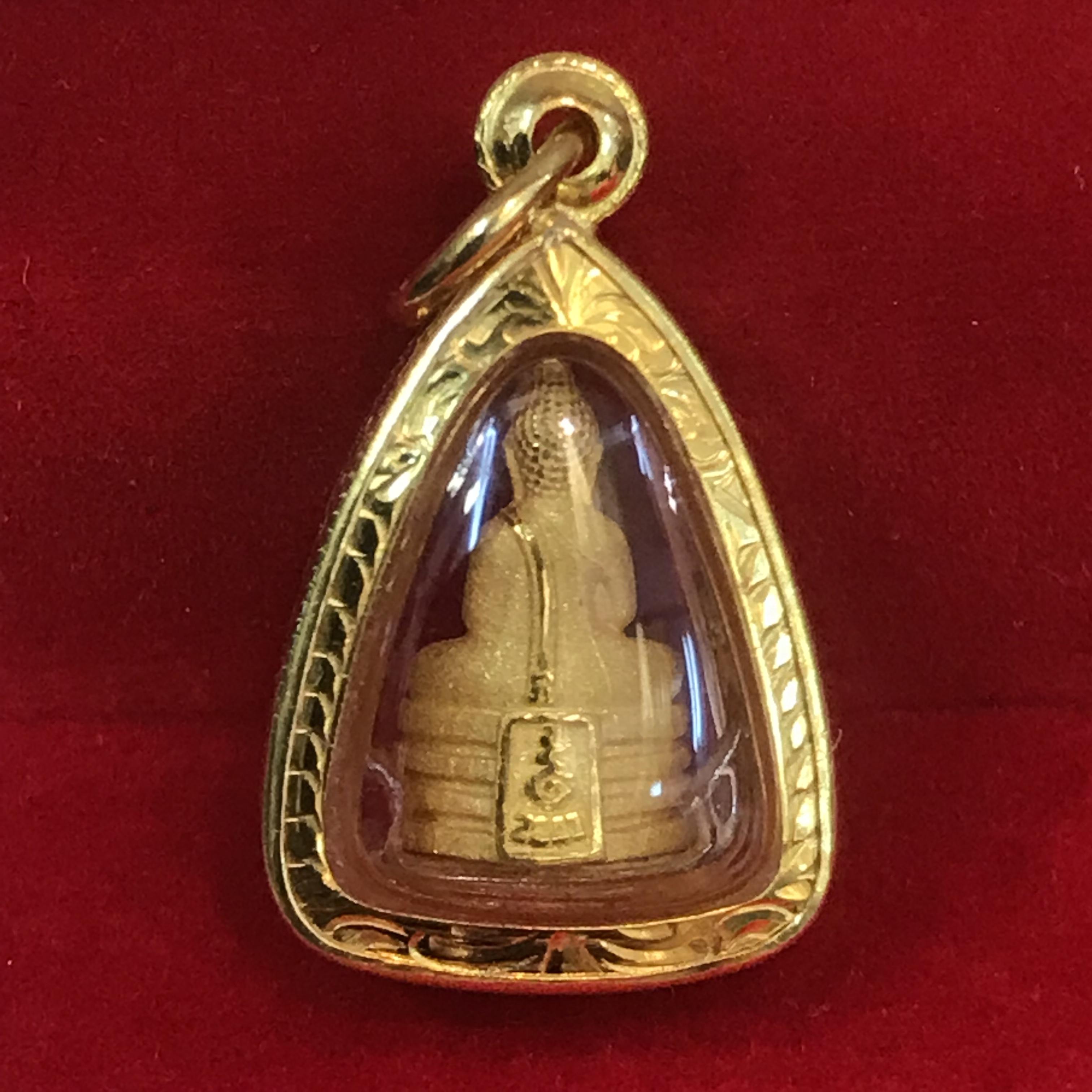 หลวงพ่อโสธร รุ่นดวงชะตาคู่ชีวิต ปี2547 วัดโสธรวรารามวรวิหาร พิมพ์รูปหล่อจิ๋ว เนื้อทองคำ มาพร้อมเลี่ยมกรอบทองคำแท้ อย่างดี พร้อมกล่องเดิมจากทางวัด