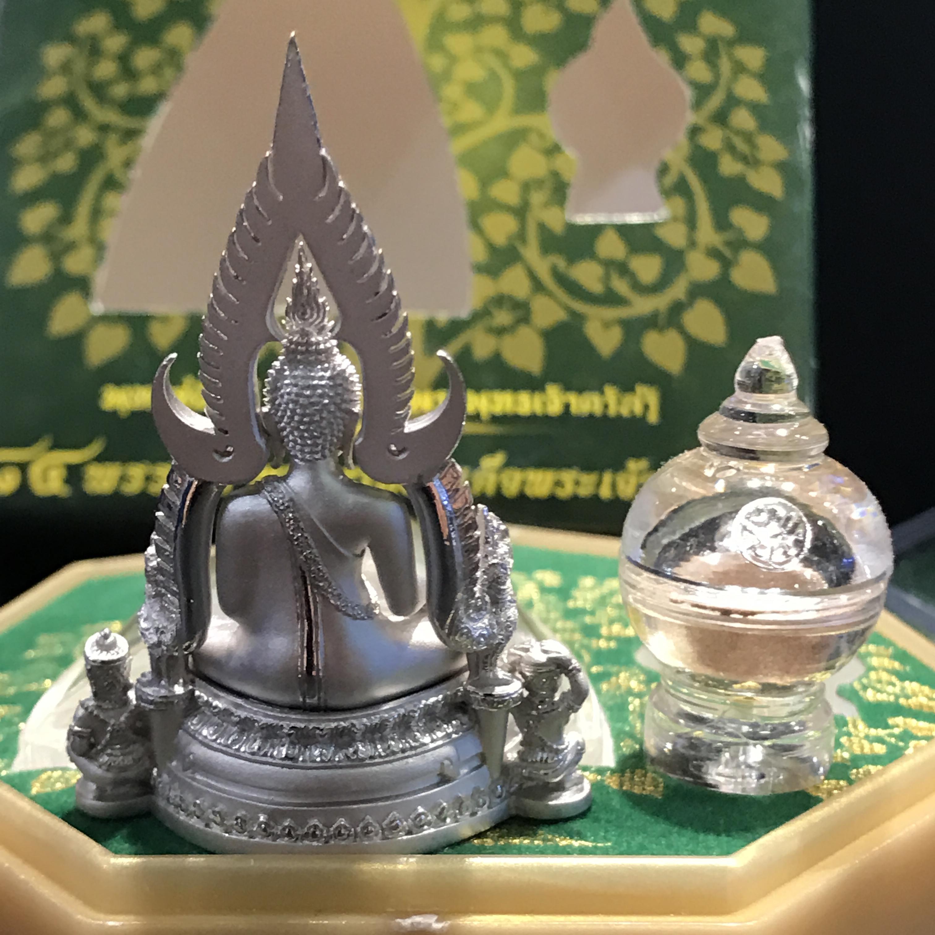 พระพุทธชินราช(จำลอง) ภ.ป.ร. 84 พรรษา เนื้อเงินชุปทองคำขาว พิมพ์ใหญ่ขนาดหน้าตัก 3/4 นิ้ว