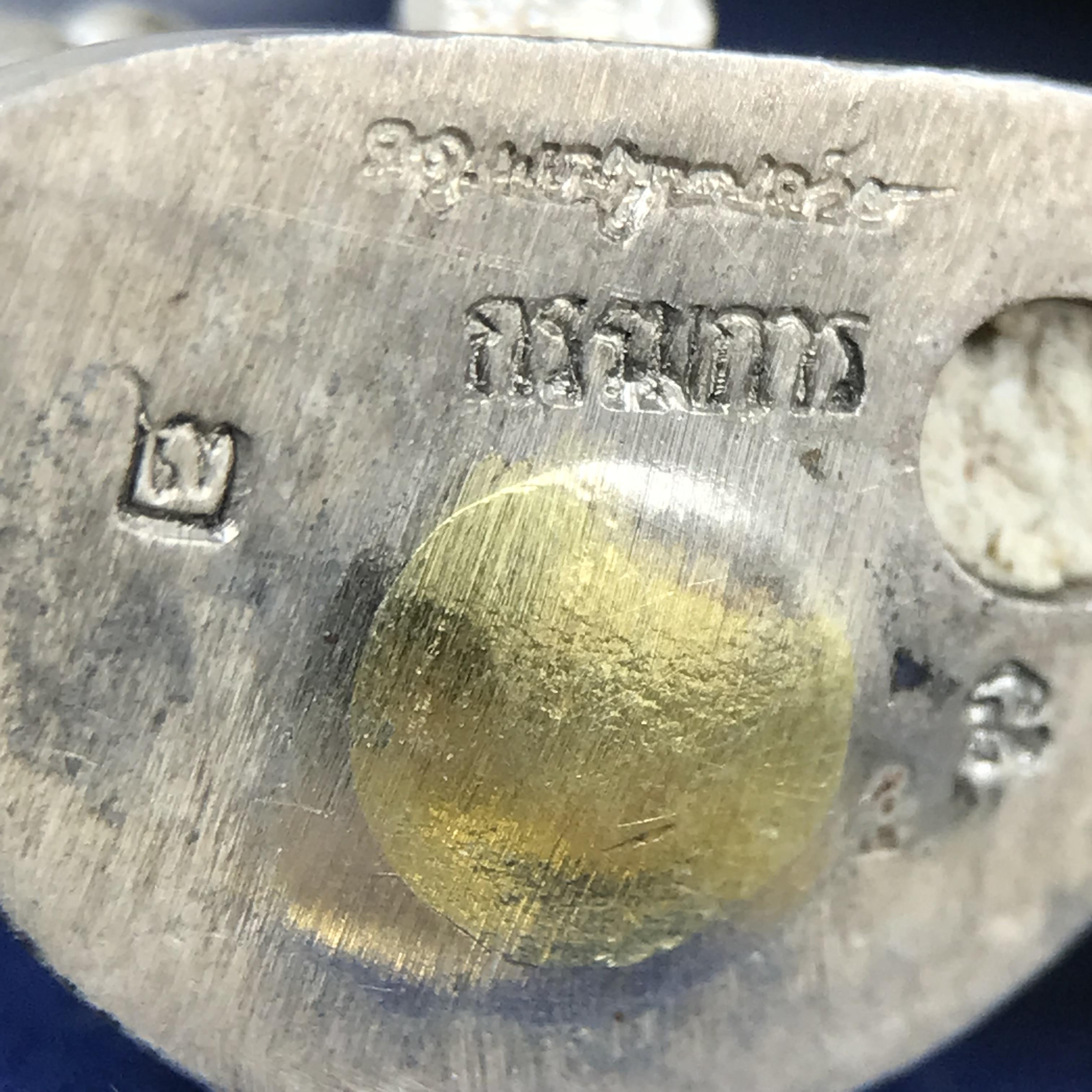 พระกริ่ง-พระชัยวัฒน์ ไพรีพินาศ ญสส.รุ่น นวฤทธิ์โภคทรัพย์ ปี 2544 อุดผงพุทธคุณ บรรจุมวลสารจิตรลดา และเส้นพระเกศาของสมเด็จพระญาณสังวร พระสังฆราชฯ พร้อมกล่องบรรจุเดิม เนื้อเงิน ก้นทองคำ(พิมพ์กรรมการ)ชุดหมายเลข ๒(1ใน 89 ชุด) หายากพบเจอน้อยมาก