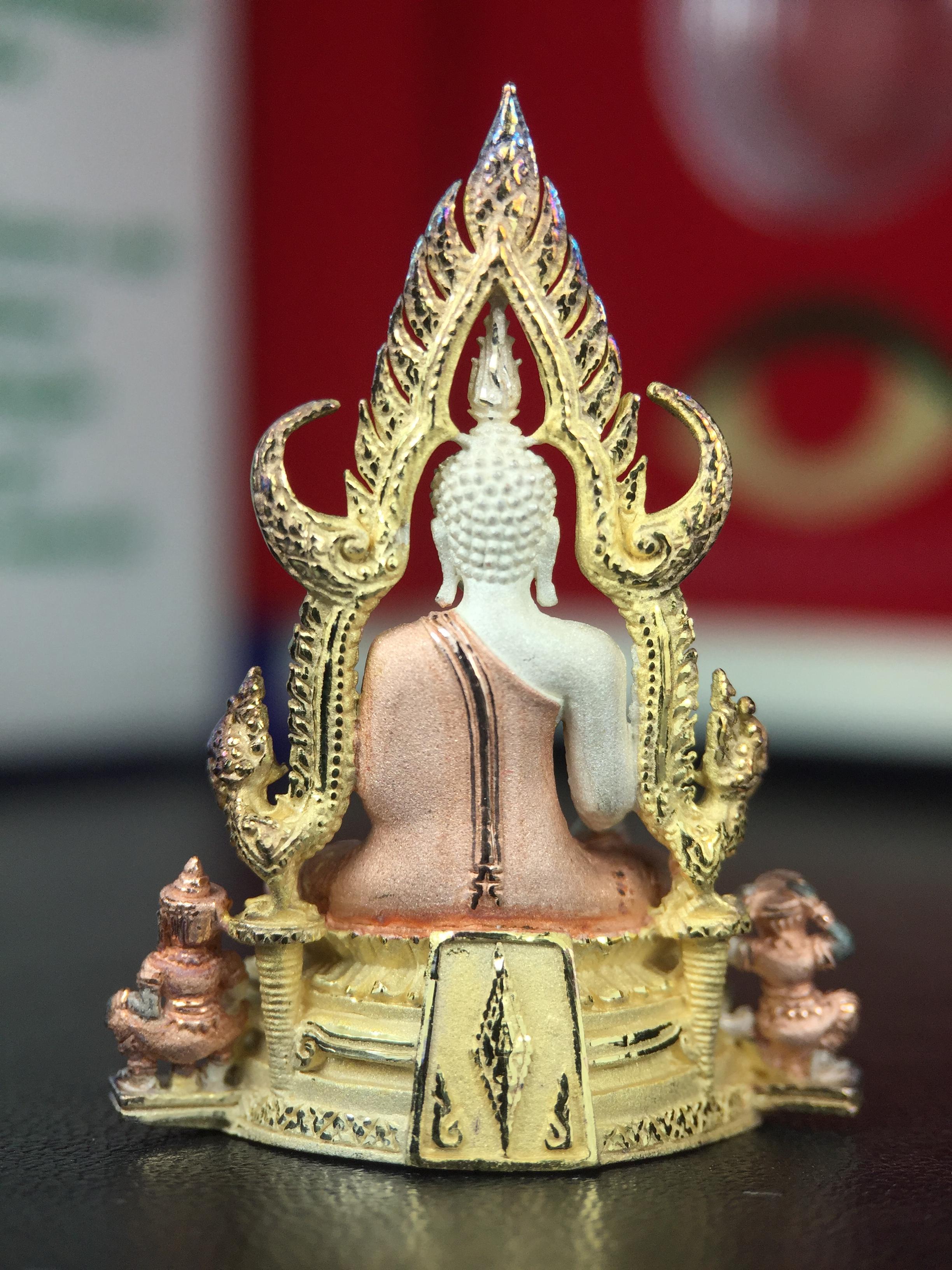 พระพุทธชินราช ภปร. ในวโรกาสพระราชพิธีมหามงคล เฉลิมพระชนมายุ6รอบ 5ธันวาคม2542 มูลนิธิพิทักษ์ดวงตาประชาชน จัดสร้าง เนื้อเงินบริสุทธิ์ 99.9% แบบสามกษัตริย์ขัดเงาบางส่วน พิมพ์ใหญ่ ขนาดสูง 3.4 ซม. พร้อมกล่องบรรจุเดิม