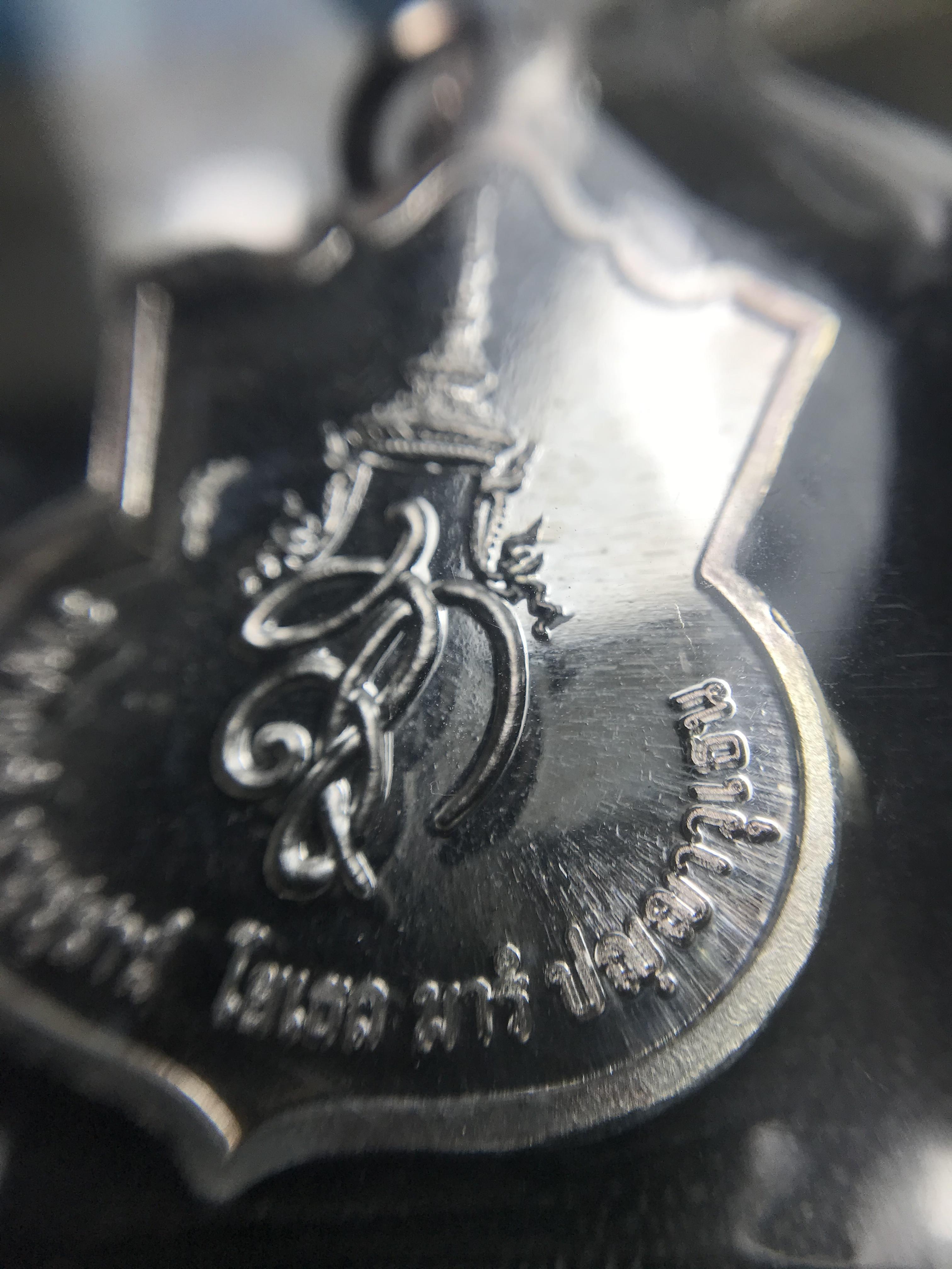 เหรียญสมเด็จพระนเรศวรมหาราช รุ่นสู้ หลัง สก. ปี2548 พิธีใหญ่ เนื้อเงิน(คงสภาพผิวเดิม พี้นผิวกระจก ซีนซองเดิม กล่องครบ)หายาก