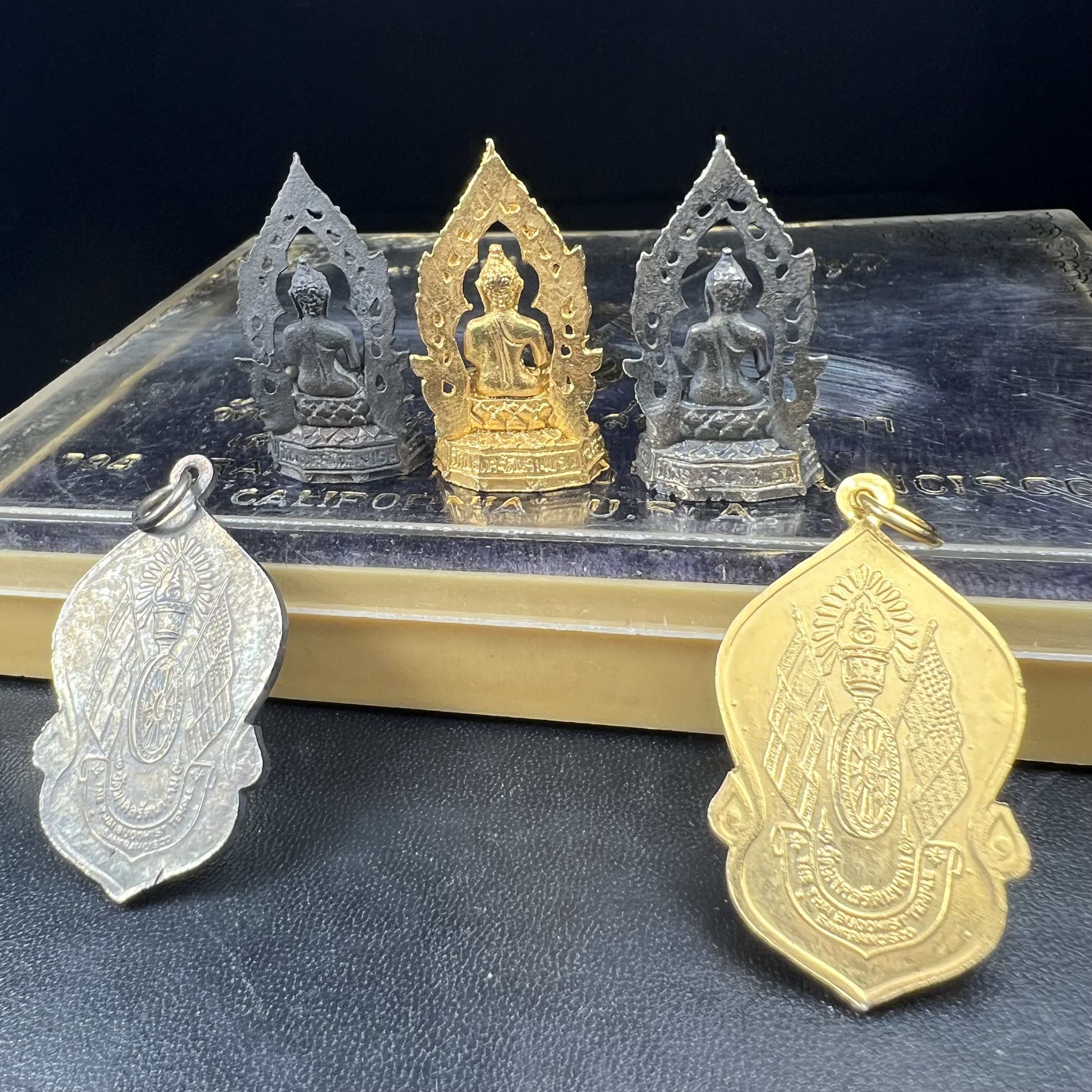 ชุดวัตถุมงคลพระพุทธมงคลรัตนภูมิพัฒนมหามุนี ภปร. วัดมงคลรัตนาราม วัดไทยในซานฟรานซิสโก สหรัฐอเมริกา ( Sanfrancisco USA.) ปี 2523(ชุดพิเศษกรรมการ 1 ชุด 5 รายการ)หายาก(พิธีใหญ่)หลวงปู่โต๊ะ วัดประดู่ฉิมพลี พร้อมเกจิอาจารย์ในยุคอีก ๑๐๘ รูปนั่งปรกอธิษฐานจิต