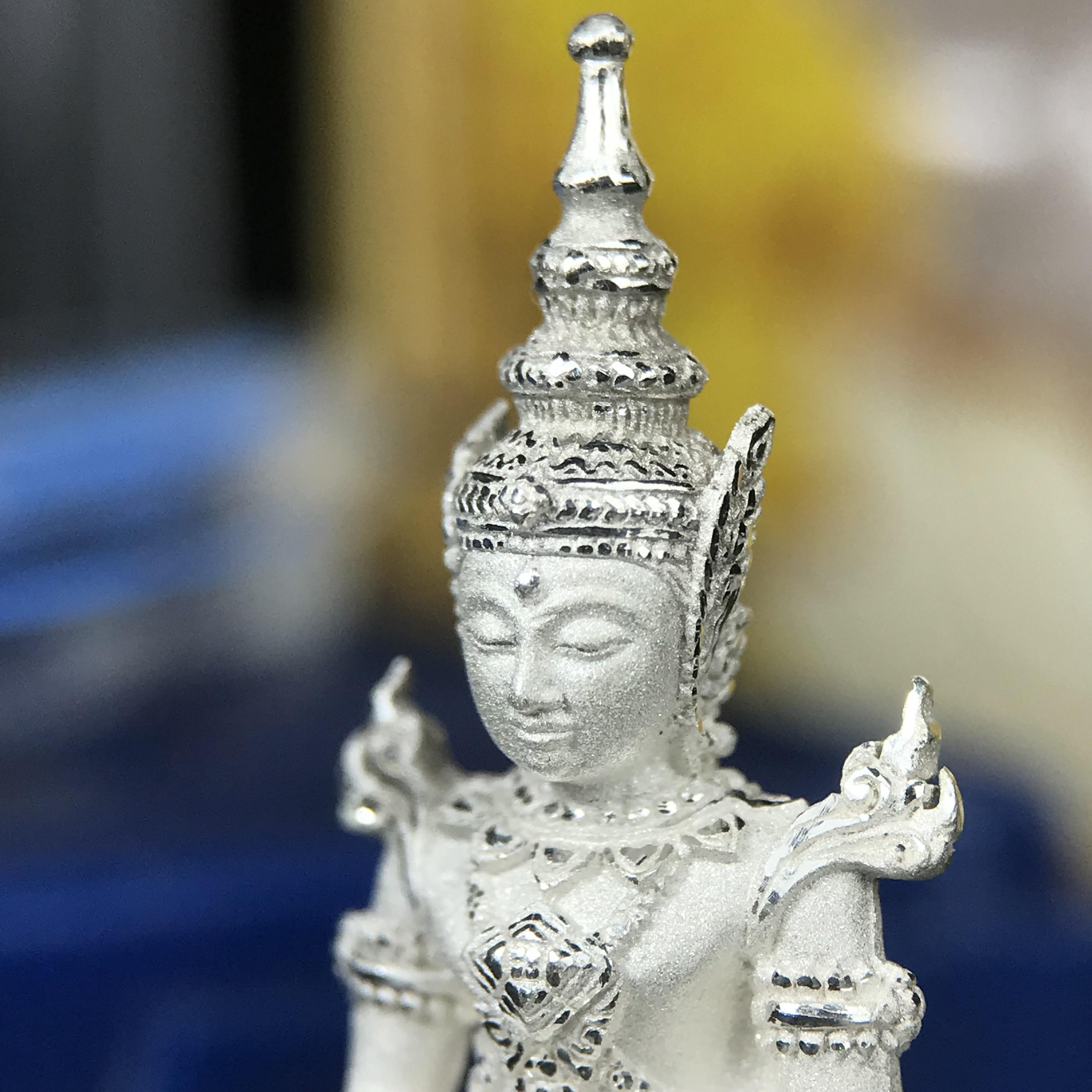 พระแก้วมรกต ทรงเครื่องฤดูร้อน พระราชทานประดิษฐานตราสัญลักษณ์ฉลองสิริราชสมบัติ ครบ 60 ปี ในหลวงรัชกาลที่ 9 พ.ศ.2549 เนื้อเงินลอยองค์พิมพ์ใหญ่ สูง 3.6 ซม. ขนาดหน้าตัก 1/2 นิ้ว (พิธีใหญ่มหาพุทธาภิเษก ณ พระอุโบสถวัดพระแก้ว เกจิอาจารย์ ทั่วประเทศ 108 รูป )