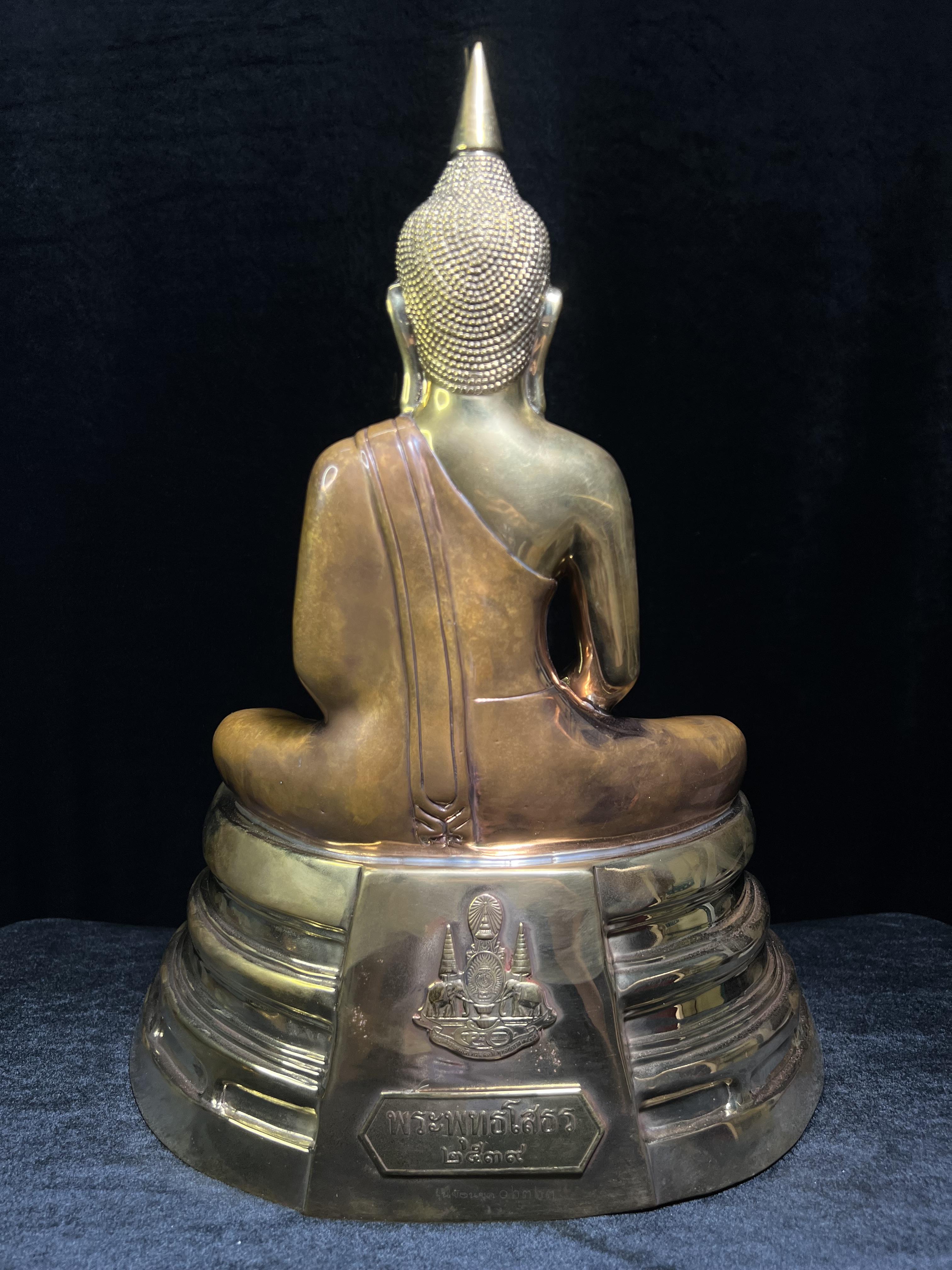 พระบูชาพระพุทธโสธร ภปร. รุ่นย้อนยุค ปี 2539 กาญจนาภิเษกครองราชสมบัติครบ 50ปี ในหลวงรัชกาลที่ 9 ขนาดหน้าตัก 9นิ้ว เนื้อสามกษัตริย์ หมายเลข๐๒๓๒๓(เลขสวย)อีกหนึ่งรุ่นยอดนิยม