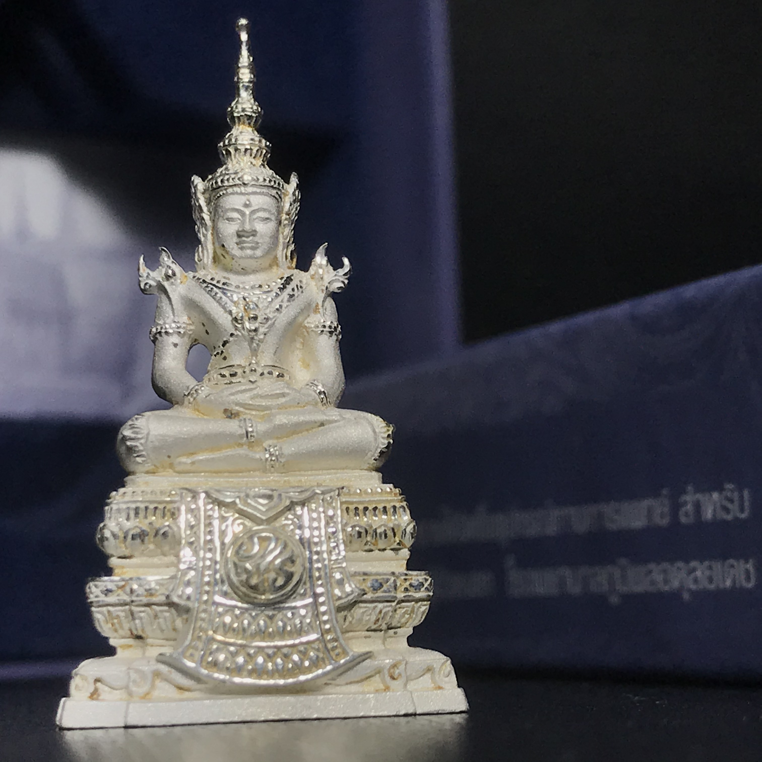พระแก้วมรกต ภปร.หน้าตัก 1/2 นิ้ว จัดสร้างโดย รพ.ภูมิพลฯ ปี2547 ลอยองค์เนื้อเงิน(1ใน3000องค์)(หายาก)สภาพสวยครบสมบูรณ์