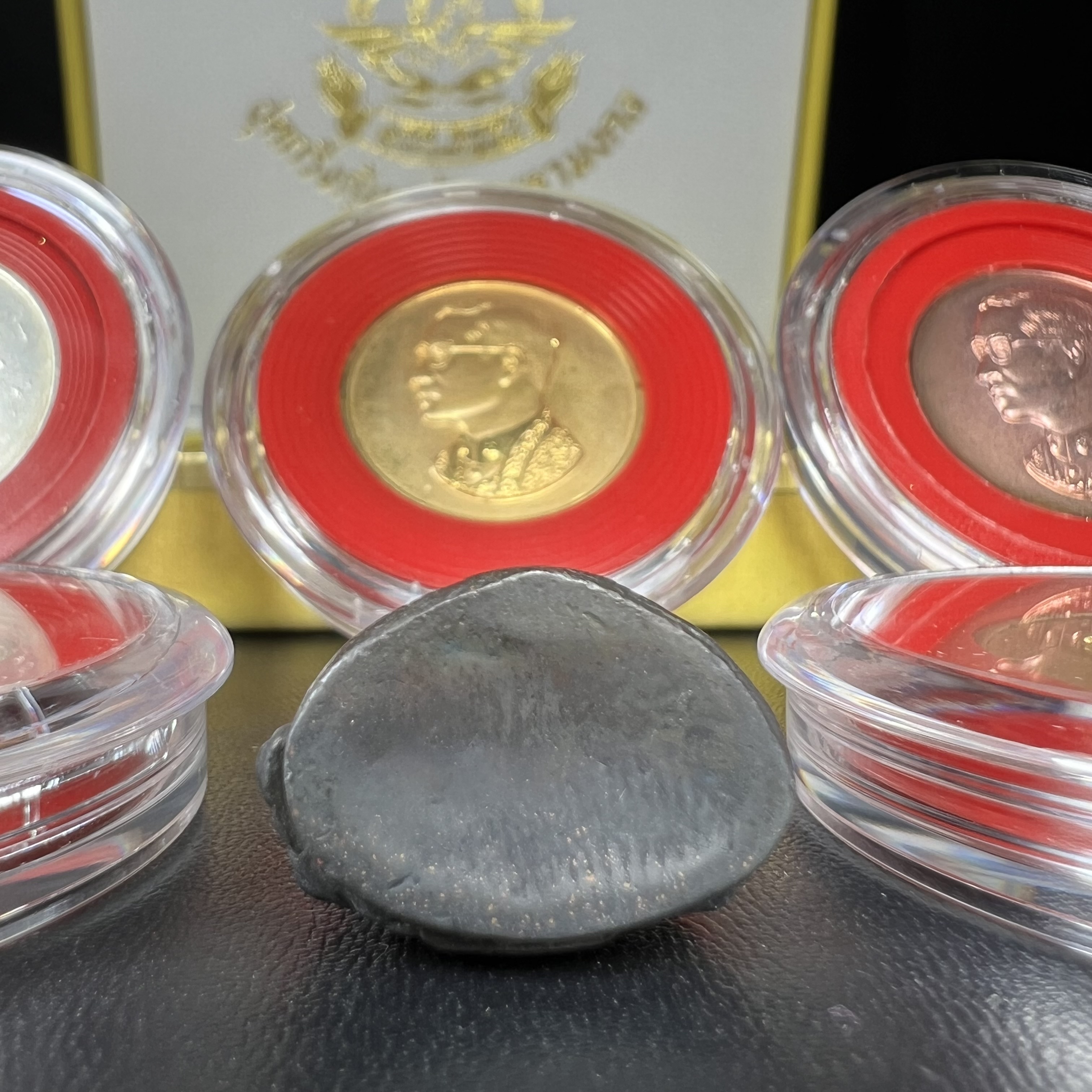 วัตถุมงคลคุ้มเกล้าฯ มหามงคลเฉลิมพระชนมพรรษา 6 รอบ รัชกาลที่ 9 ชุดพิเศษกรรมการ(สุดหายาก) (ในหลวงรัชกาลที่9 ทรงจุดไฟพระฤกษ์และเททอง พิธีใหญ่)ยอดนิยมหายาก