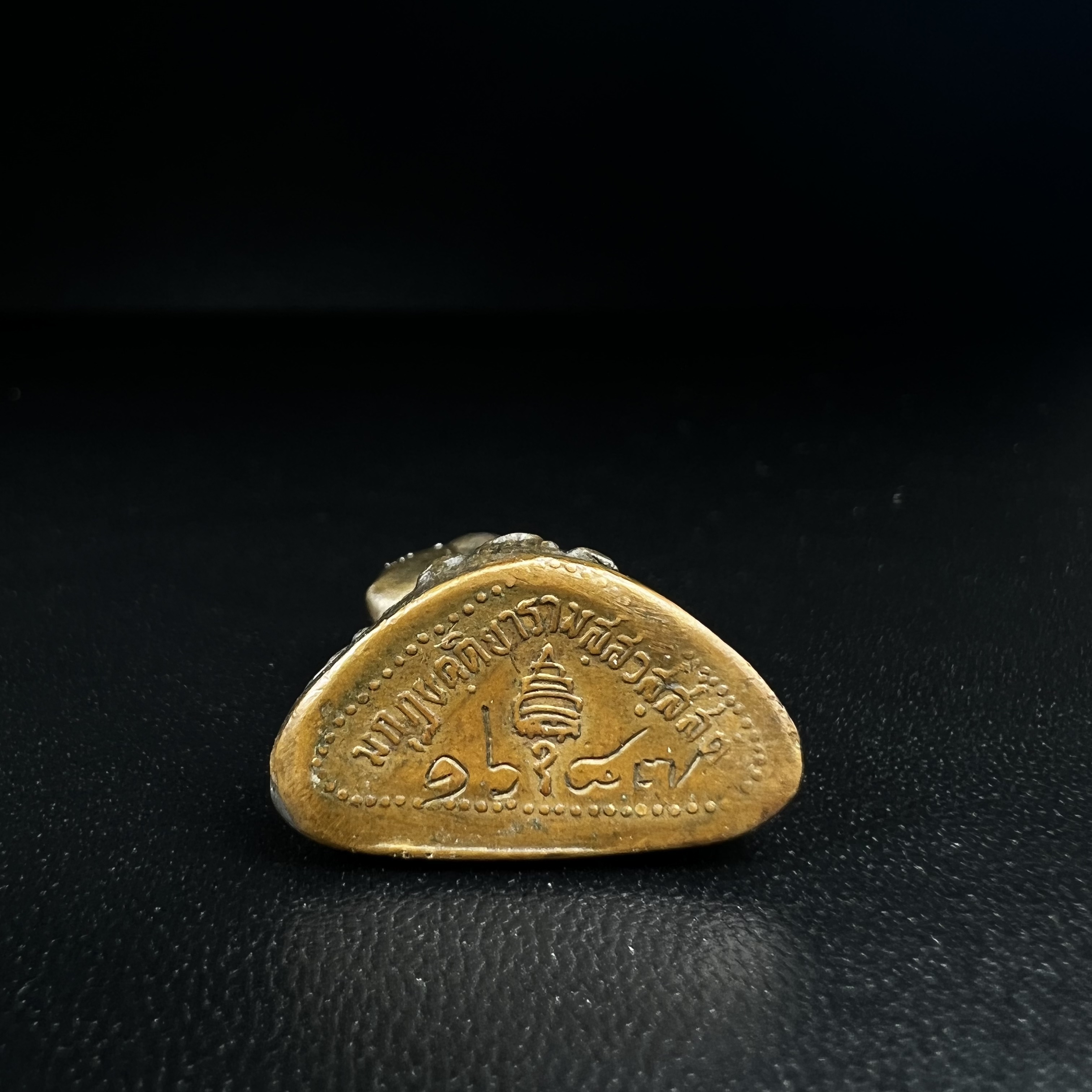 พระกริ่งวชิรมงกุฎ ฉลอง 100 ปี วัดมกุฎกษัติยาราม ปี 2511 "พิมพ์ใหญ่"(นิยมหายาก) เนื้อนวโลหะ(ในหลวง ร.9 เสด็จเททอง)(พิธีใหญ่ ปีลึก เกจิในยุคร่วมพิธี)