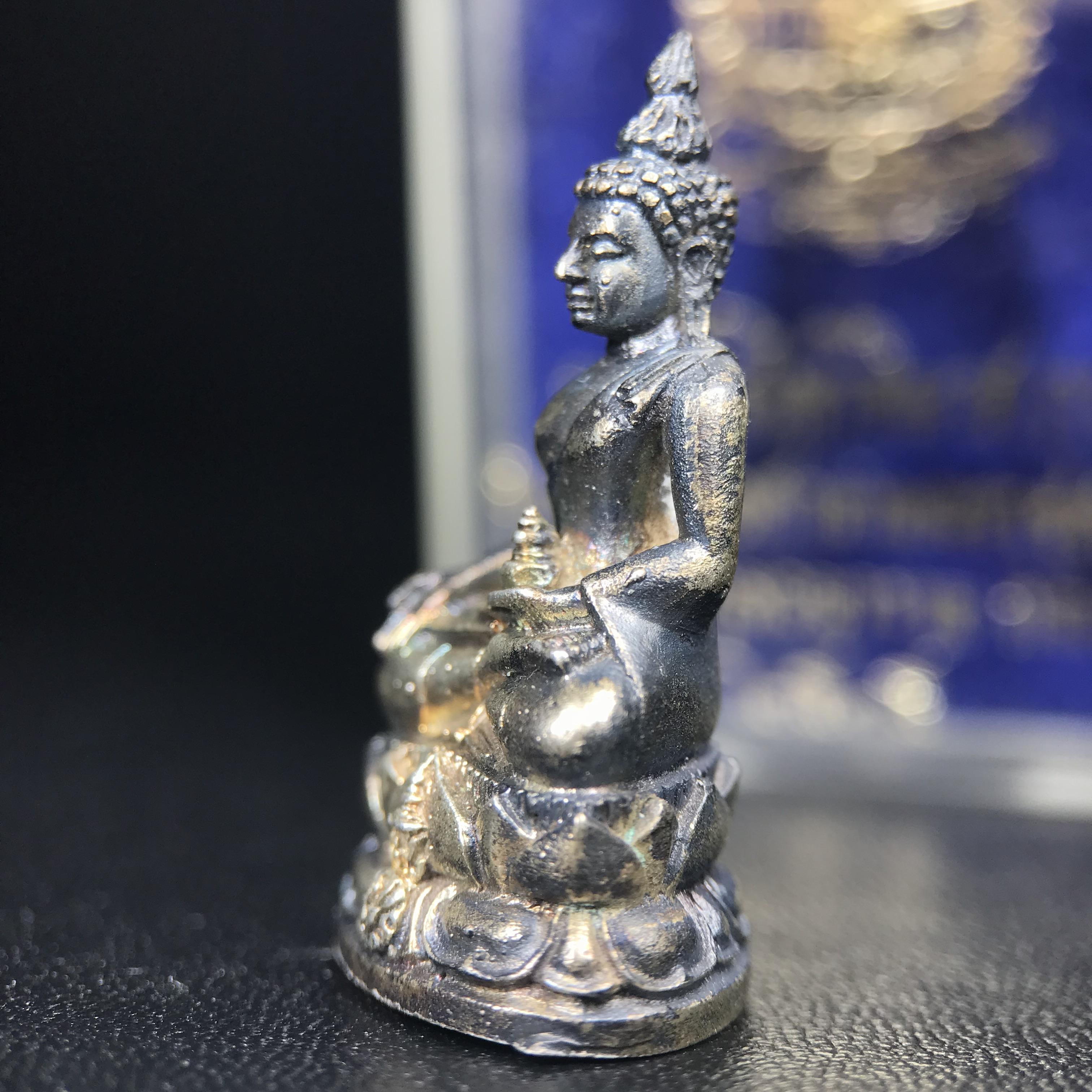 พระกริ่งไพรีพินาศ ภปร. รุ่นแรกของประเทศไทย วัดปทุมวนาราม ปี 2535 เนื้อเงิน(ผิวเดิม ผิวขึ้นรุ้งทั่วองค์ สวย งดงาม)(เข้มขลังทรงอานุภาพยิ่งใหญ่ กำราบศัตรูพ่ายสิ้น) ขนาดสูง 3 ซม. พร้อมกล่องบรรจุเดิมครบสมบูรณ์ (ในหลวงรัชกาลที่9เสด็จเททอง)(1ใน3000องค์)นิยมหายาก