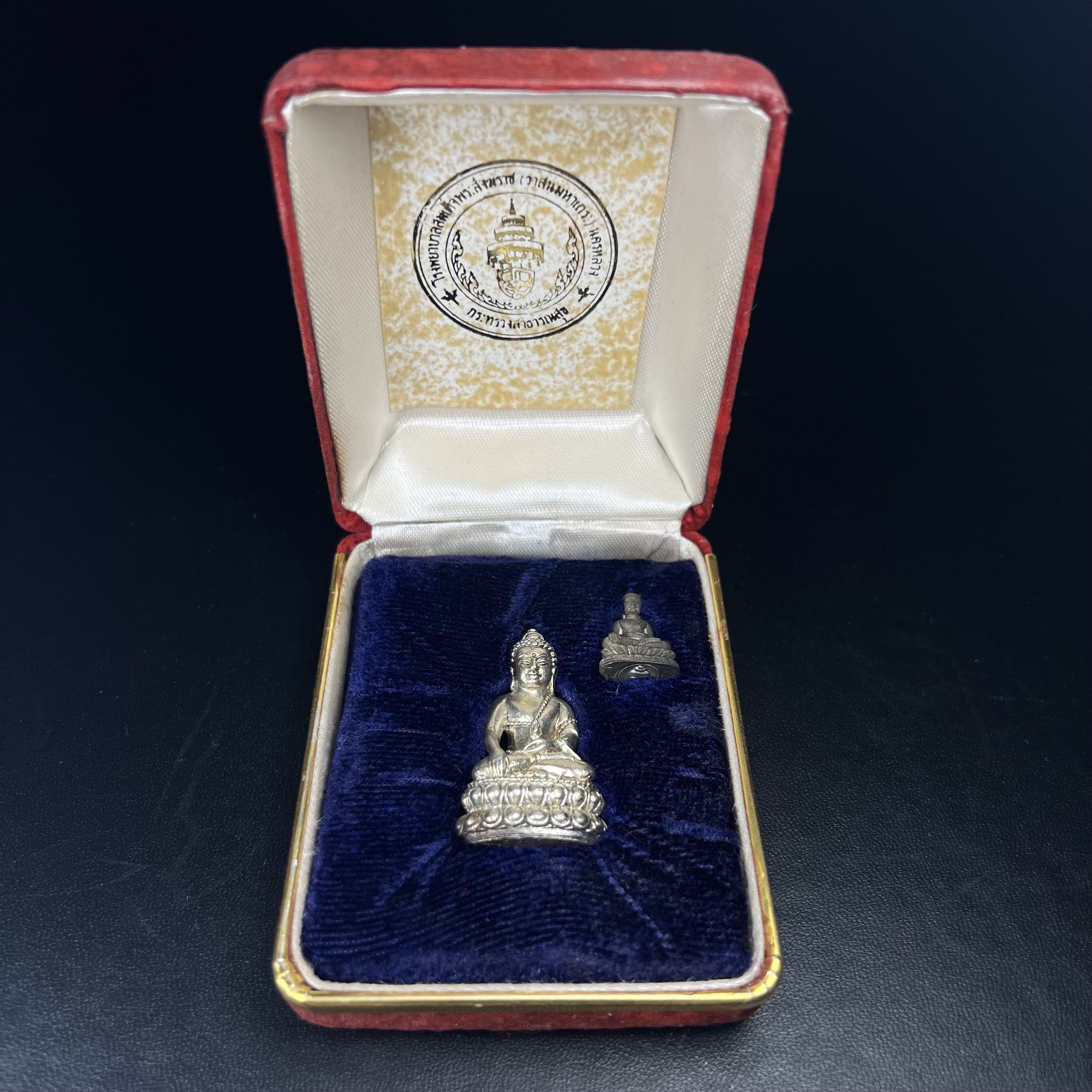 พระกริ่งฉลองพระชนมายุครบ 7 รอบ 84 พรรษา สมเด็จพระสังฆราช(วาสน์) วัดราชบพิธ พ.ศ.2525 เนื้อเงิน ผิวเดิมขึ้นน้ำทองสภาพสวยมาก ในกล่องชุดพิเศษกรรมการ พร้อมพระชัยวัฒน์ เนื้อนวโลหะ ครบชุดสมบูรณ์(งานแกะแม่พิมพ์โดย นายช่างเกษม มงคลเจริญ)(หายาก)