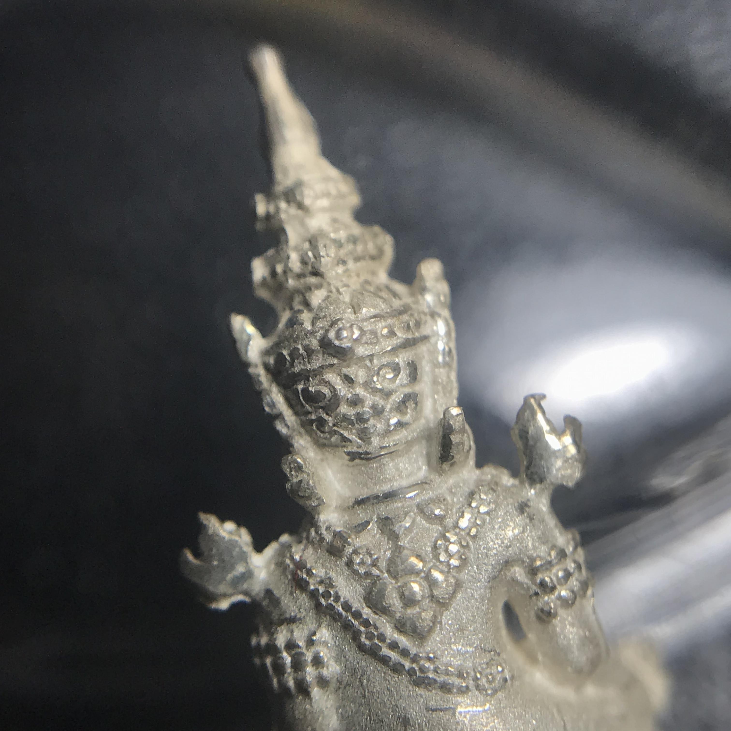 พระแก้วมรกต(จำลอง)ลอยองค์ ขนาดหน้าตัก 1/4 นิ้ว ทรงเครื่องฤดูร้อน เนื้อเงิน ตราสัญลักษณ์ฉลองสิริราชสมบัติครบ 60 ปี พ.ศ.2549