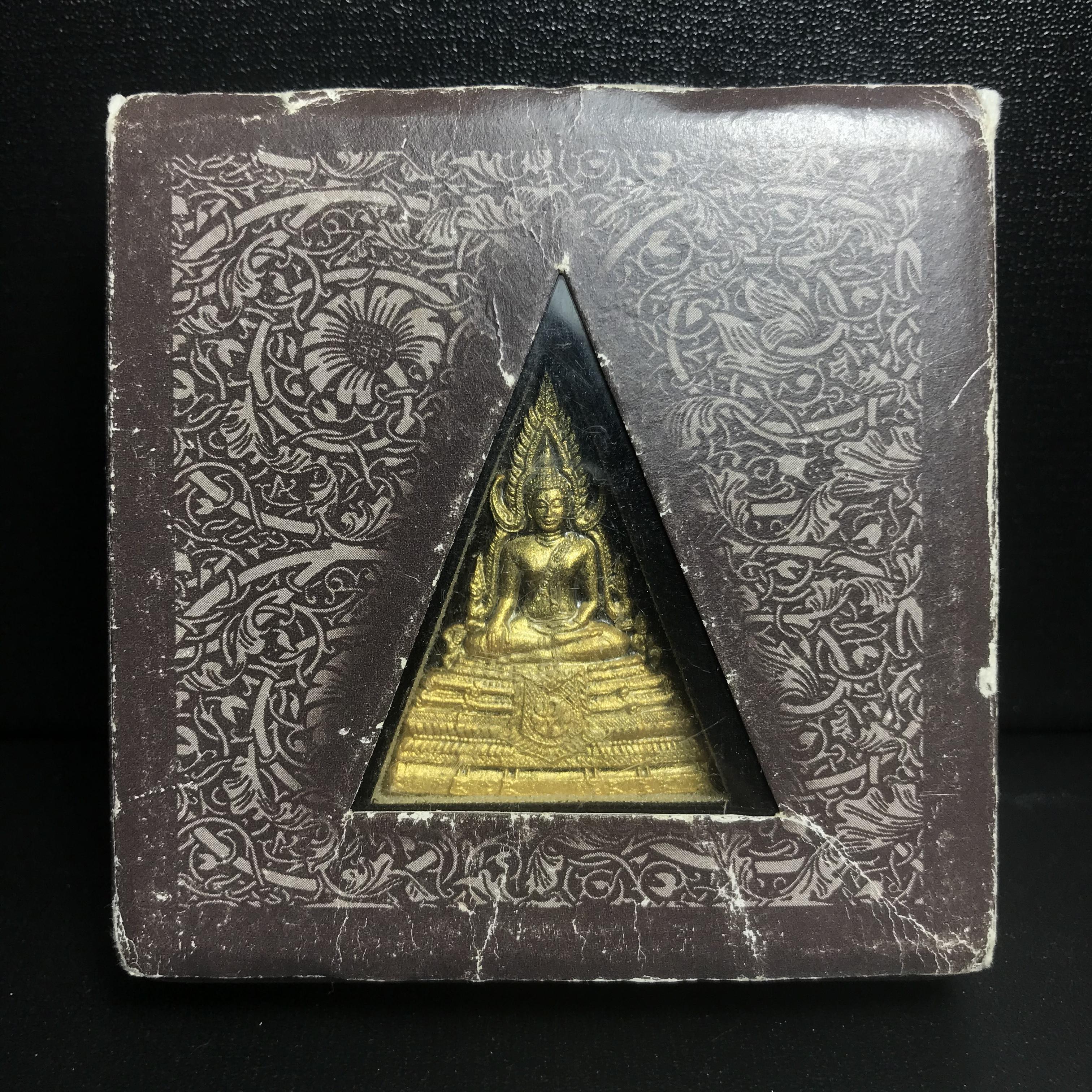 พระพุทธชินราช ภปร. โครงการ "เพราะแผ่นดินนี้ คือ แผ่นดินเกิด" ปี2548(รุ่นแรก) พระผงหลัง ภ.ป.ร. ทองแดง (พระราชทานเส้นพระเจ้า (เส้นผม)และมวลสารจิตรลดา)