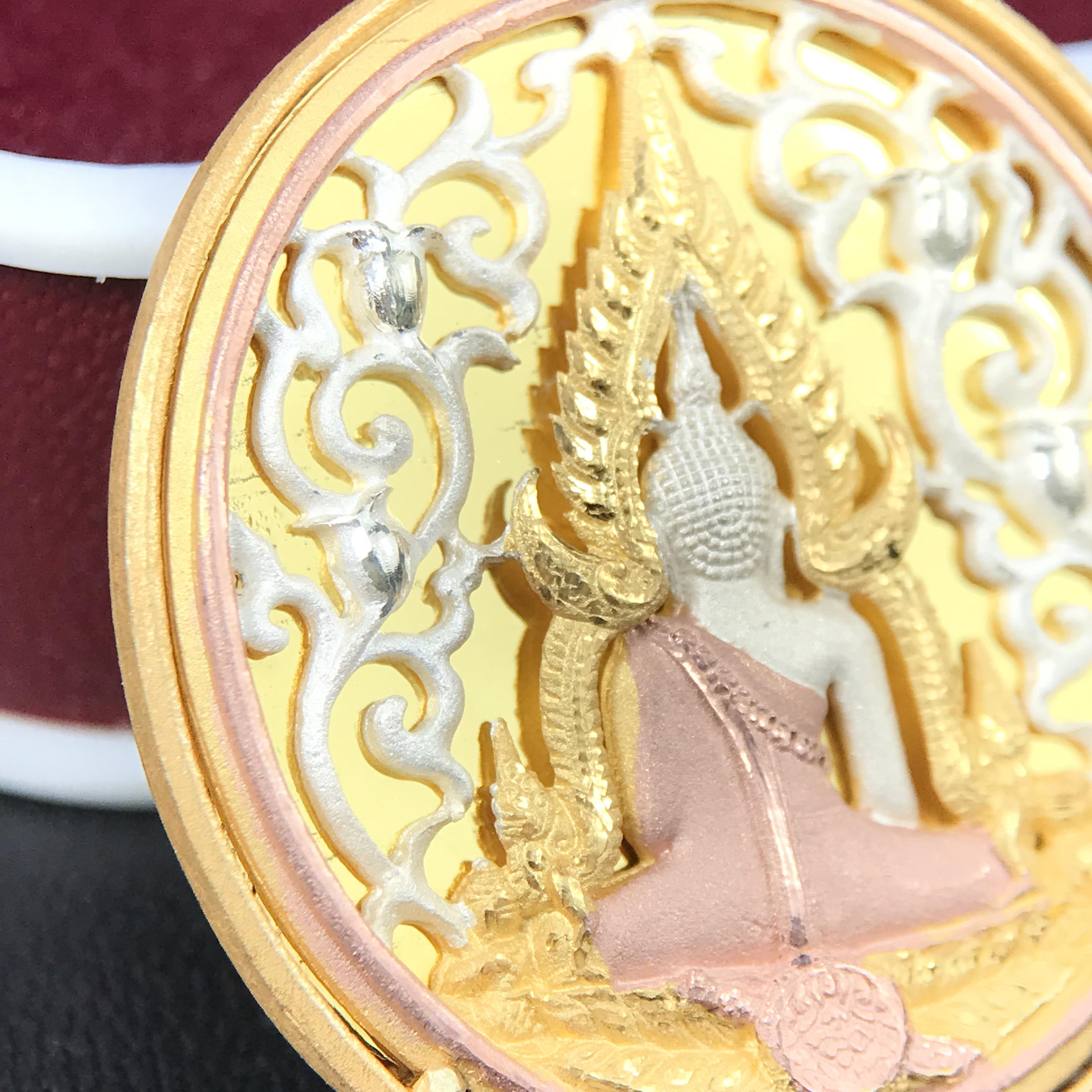 พระพุทธชินราช รุ่น ประวัติศาสตร์ มูลนิธิเพื่อตำรวจไทยจัดสร้าง ปี 2562 เนื้อเงินชุบสามกษัตริย์ขัดเงา พิมพ์เหรียญรูปไข่ฉลุลายไทย พิมพ์ใหญ่ พระพุทธชินราช แบบจิวเวอร์รี่(ขนาดสูง 2.9 ซม.)(สภาพสวยซีนซองเดิม กล่องบรรจุเดิมครบสมบูรณ์)(เลขเรียงสวย องค์หมายเลข 123)