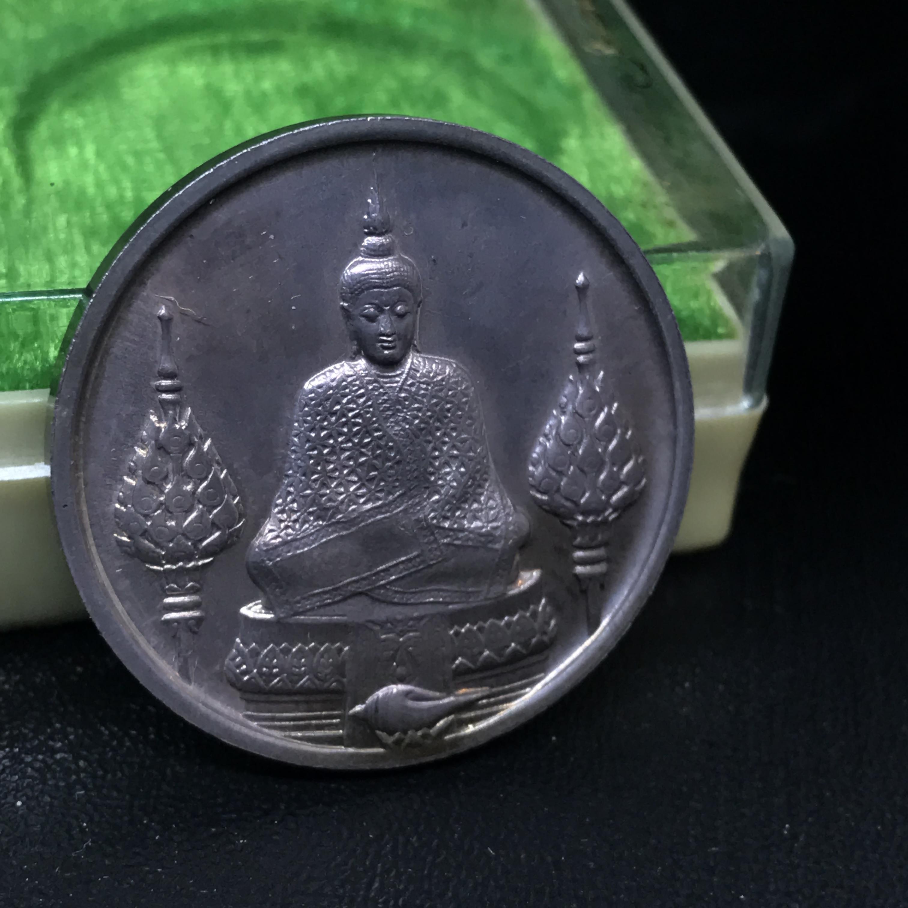 เหรียญพระแก้วมรกตหลัง ภปร ฉลองกรุงรัตนโกสินทร์ครบ 200 ปี พ.ศ.2525 เนื้อเงินกล่องบรรจุเดิมครบ3พิมพ์(บล็อกแรกไม่มีพระราชศรัธา)(ในหลวงรัชกาลที่9 เสด็จในพิธี)