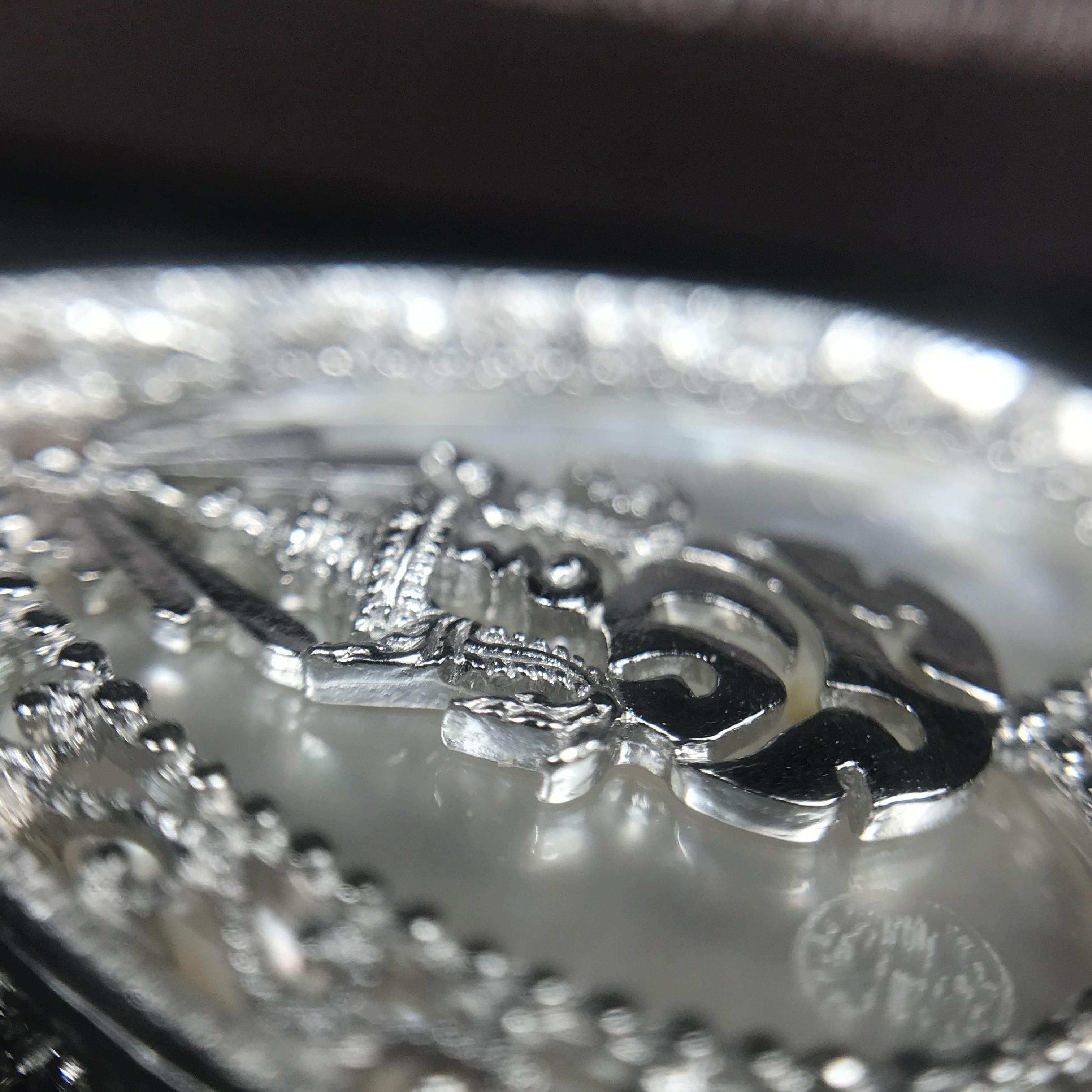 พระพุทธชินราช ภปร. โครงการ "เพราะแผ่นดินนี้ คือ แผ่นดินเกิด" ปี2548(รุ่นแรก) เหรียญทรงใบโพธิ์ ขนาด 21 x 29 มม. เนื้อเงินสามกษัตริย์ องค์พระชุบสามกษัตริย์ ล้อมด้วยกรอบเงินชุบทองคำขาวสลักเสลาเป็นลวดลายละเอียดอ่อน ส่วนพื้นองค์พระเป็นเปลือกหอยมุข