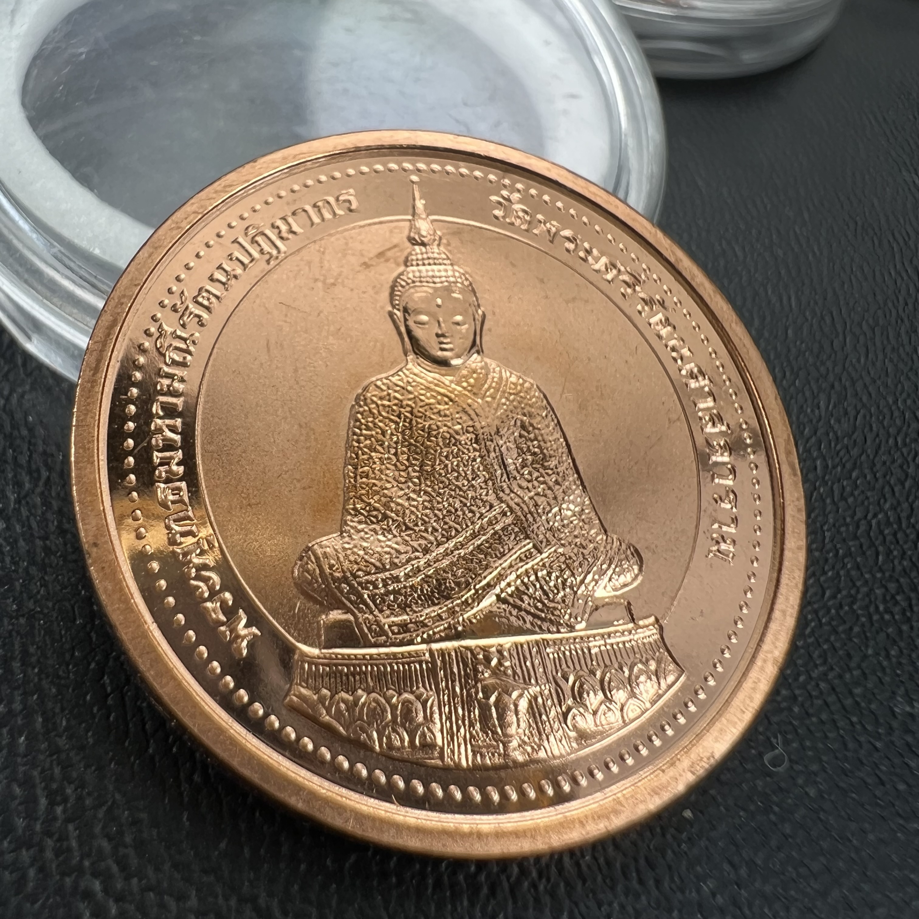 เหรียญพระแก้วมรกต ทรงเครื่องฤดูหนาว หลัง สธ.รุ่นเฉลิมพระเกียรติ ออกโดยมูลนิธิวิทยาเขตสิรินธรราชวิทยาลัย ในพระบรมราชูปถัมภ์ วัดบวรนิเวศวิหาร ปี 2538 เนื้อทองแดงบริสุทธิ์ 99.50% ขัดเงาสามมิติ ขนาด 2.7 ซม.ผลิตโดยโรงกษาปณ์ POB JOY MINT LTD.UK ประเทศอังกฤษ(เหร