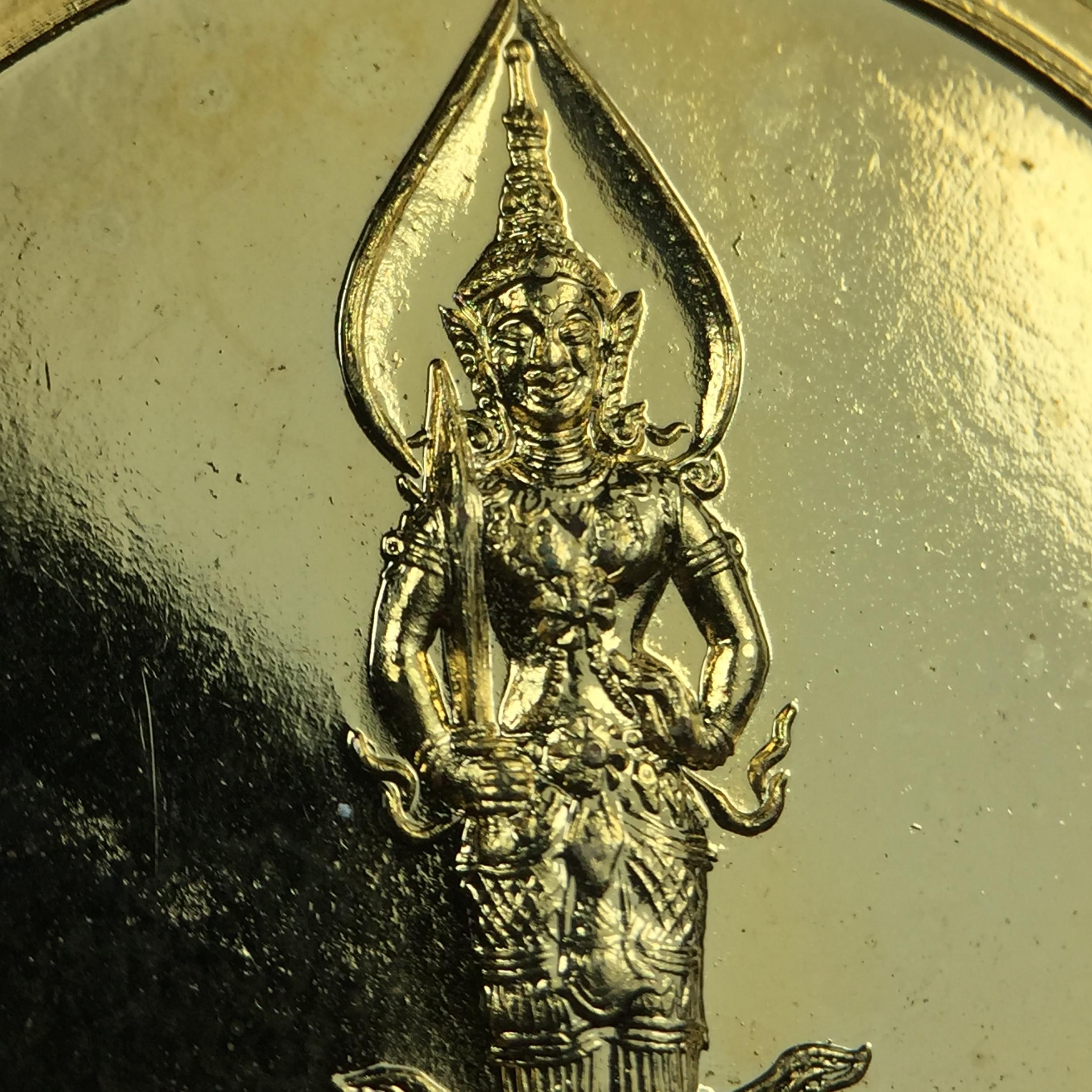 เหรียญสนทนาธรรม ในหลวงรัชกาลที่ 9 สมเด็จพระญาณสังวร หลังพระสยามเทวาธิราช ปี 2543 วัดบวรนิเวศวิหาร ชุดกรรมการ(เนื้อกะไหล่ทอง+กะไหล่เงิน+ทองแดงรมน้ำตาล)พร้อมกล่องบรรจุเดิม(ชุดหายาก สภาพผิวกะไหล่เดิมจากผู้จัดสร้าง ผิวขึ้นรุ้งธรรมชาติสวยจัด แชมป์ๆ)1 ใน 343ชุด