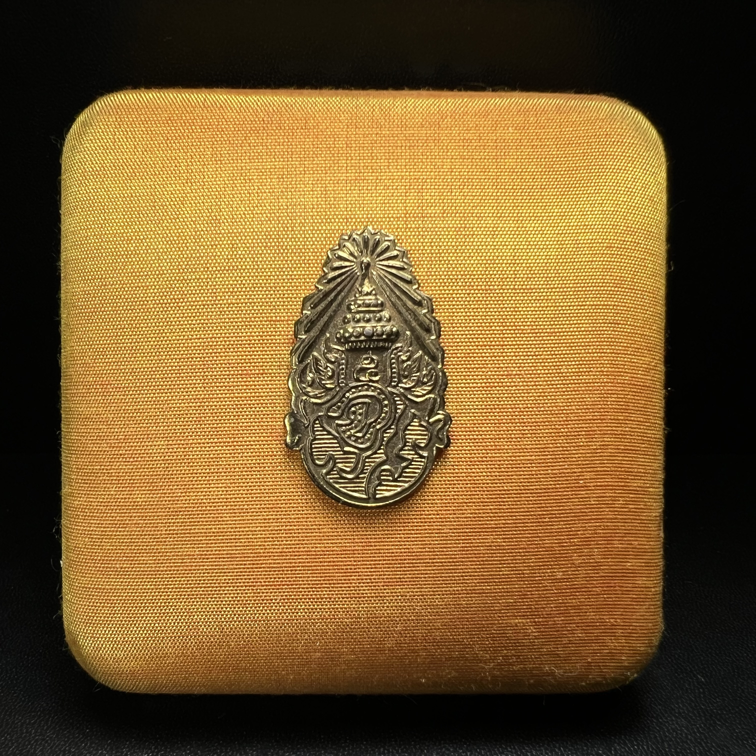 เหรียญรัชกาลที่ 5 หลัง 12 นักษัตริย์ รุ่นมหาลาภ ปี 2539 เนื้อเงินขัดเงา บล็อกนอก(เพิร์ธ)ออสเตรเรีย ขนาด 3.2 ซ.ม. กล่องบรรจุเดิมครบสมบูรณ์สวยงาม พิธีพุทธาภิเษก ณ.พระอุโบสถ วัดพระแก้ว สมเด็จพระญาณสังวร สมเด็จพระสังฆราช เป็นประธานพิธี