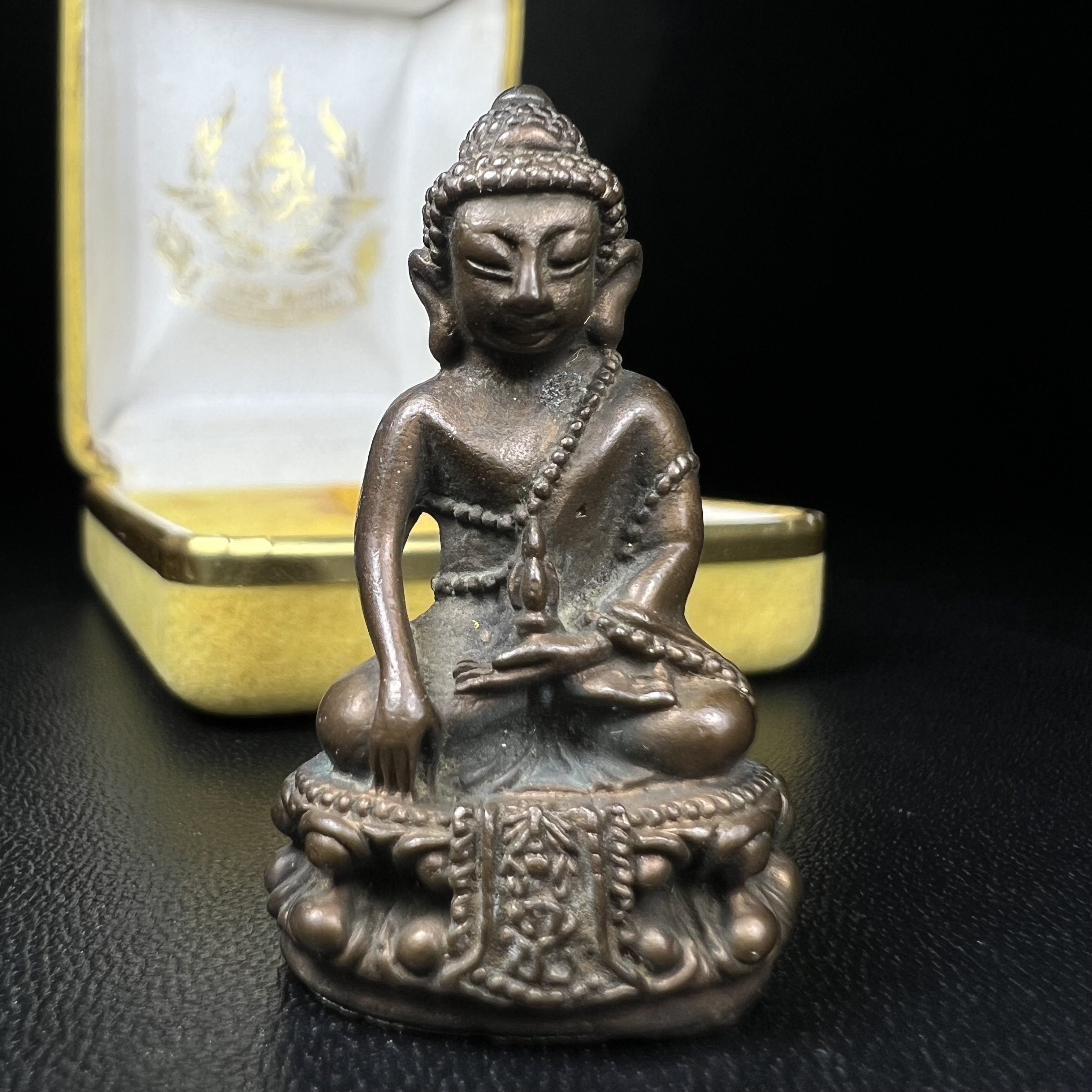 วัตถุมงคลคุ้มเกล้าฯ มหามงคลเฉลิมพระชนมพรรษา 6 รอบ รัชกาลที่ 9 ชุดพิเศษกรรมการ(หายาก) (ในหลวงรัชกาลที่9 ทรงจุดไฟพระฤกษ์และเททอง พิธีใหญ่)ยอดนิยมหายาก